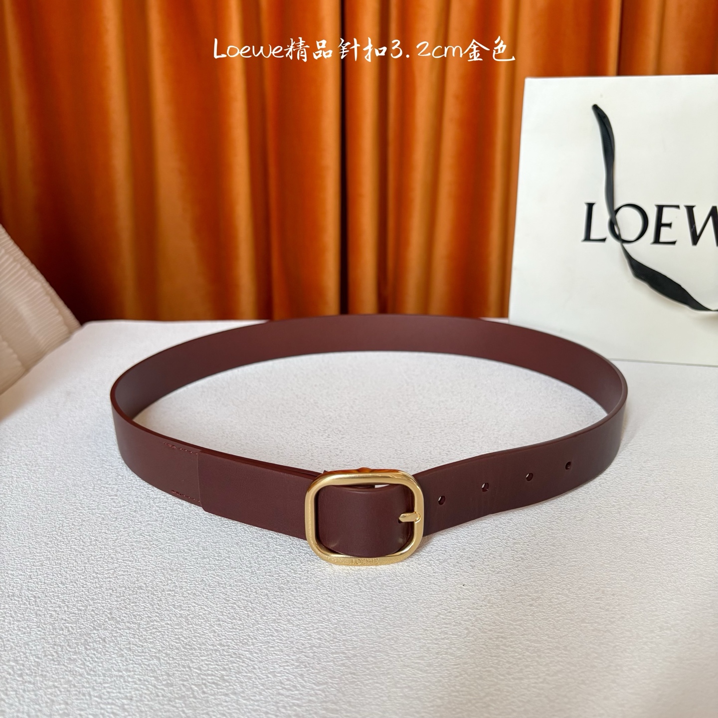 🅿️150  Loewe新款柔软粒面牛皮革腰带，圆形搭扣，3.2cm宽，五孔调节，镌刻LOEWE标志。颜色：红棕色/金扣