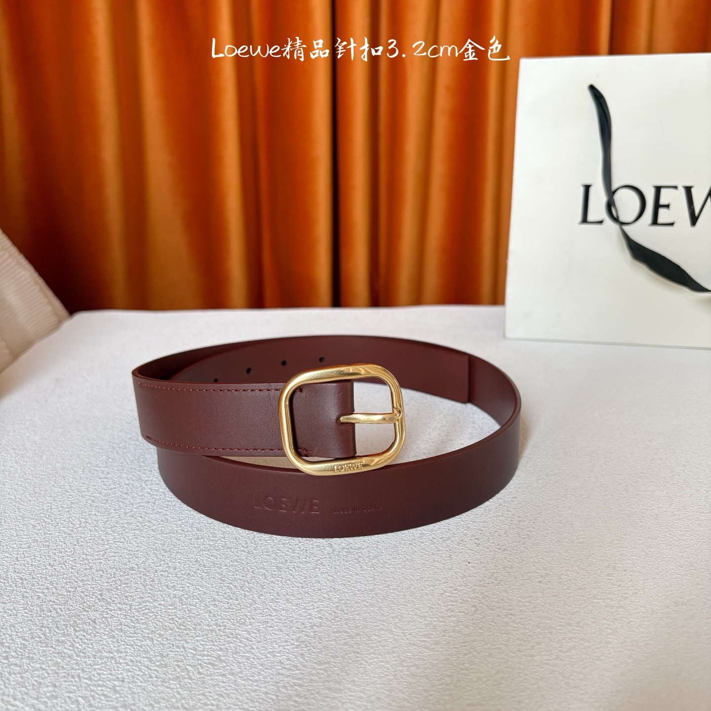 🅿️150  Loewe新款柔软粒面牛皮革腰带，圆形搭扣，3.2cm宽，五孔调节，镌刻LOEWE标志。颜色：红棕色/金扣