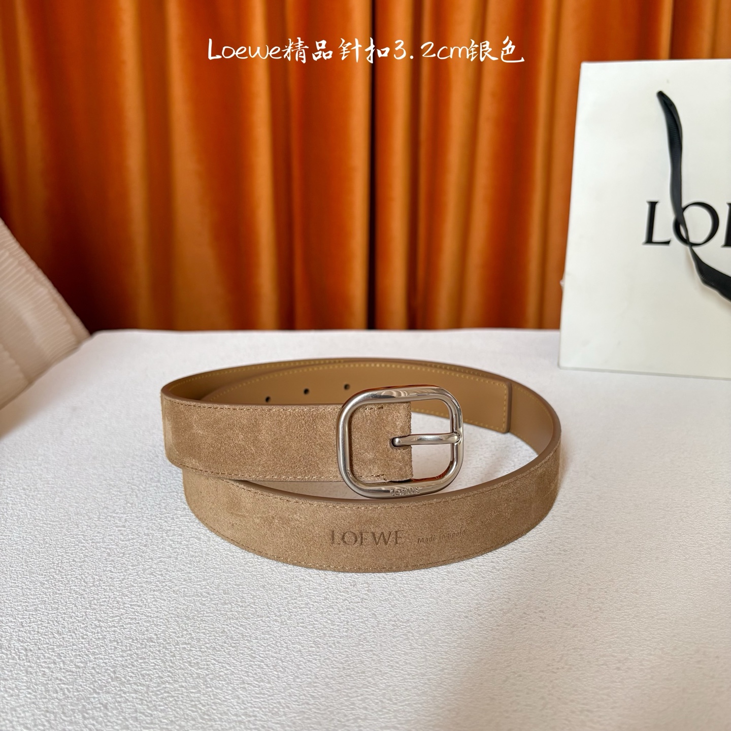 🅿️150  Loewe新款柔软粒面牛皮革腰带，圆形搭扣，3.2cm宽，五孔调节，镌刻LOEWE标志。颜色：麂皮绒卡其色/银扣