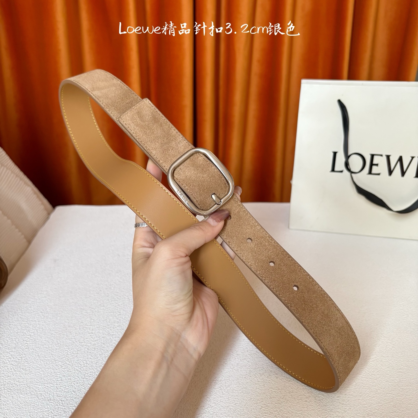 🅿️150  Loewe新款柔软粒面牛皮革腰带，圆形搭扣，3.2cm宽，五孔调节，镌刻LOEWE标志。颜色：麂皮绒卡其色/银扣