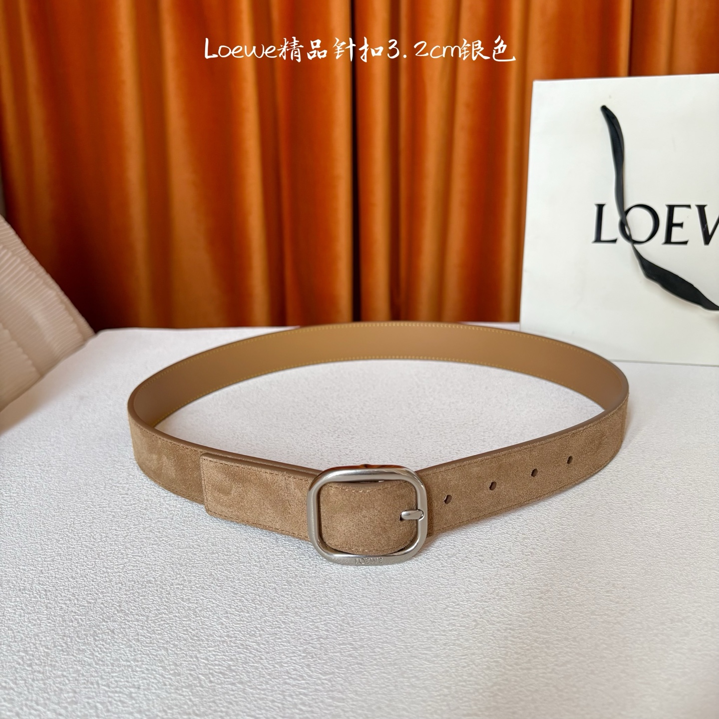 🅿️150  Loewe新款柔软粒面牛皮革腰带，圆形搭扣，3.2cm宽，五孔调节，镌刻LOEWE标志。颜色：麂皮绒卡其色/银扣