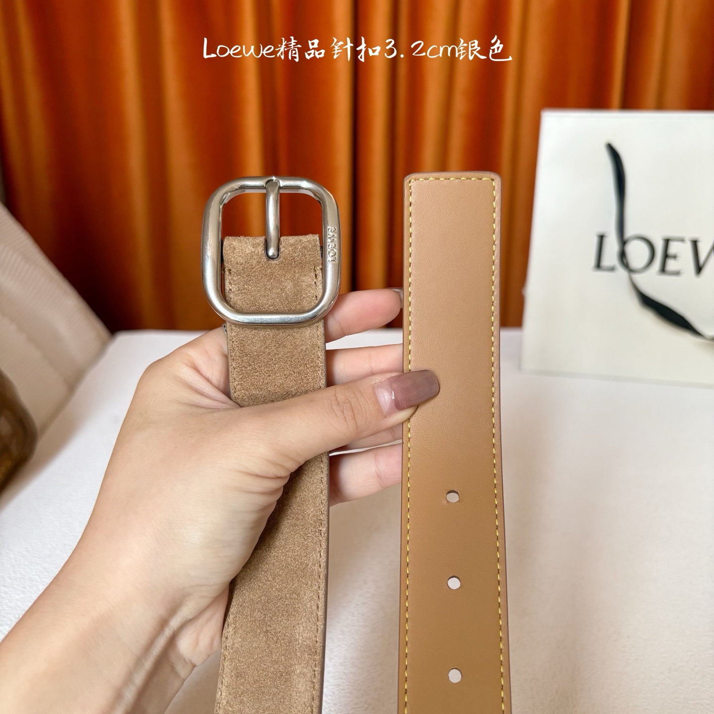 🅿️150  Loewe新款柔软粒面牛皮革腰带，圆形搭扣，3.2cm宽，五孔调节，镌刻LOEWE标志。颜色：麂皮绒卡其色/银扣