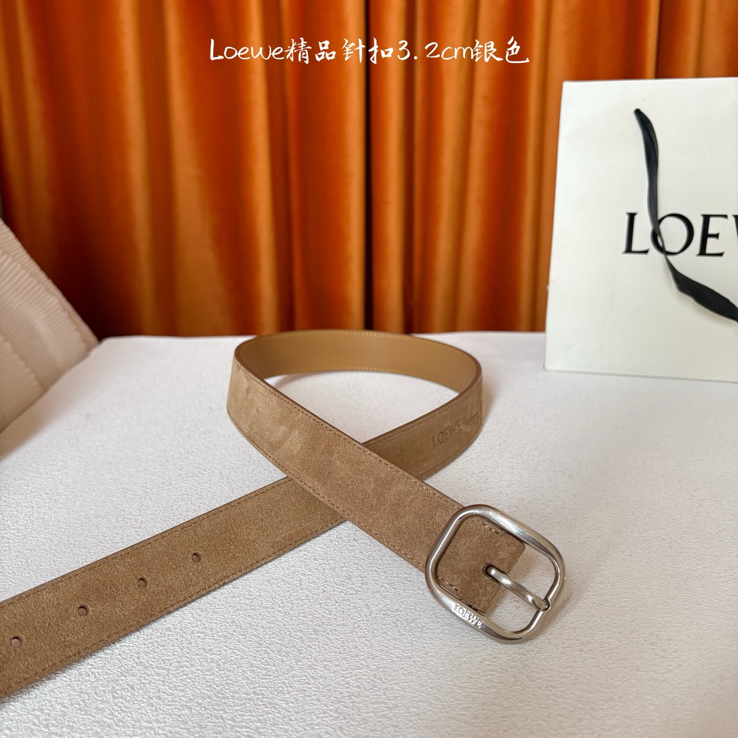 🅿️150  Loewe新款柔软粒面牛皮革腰带，圆形搭扣，3.2cm宽，五孔调节，镌刻LOEWE标志。颜色：麂皮绒卡其色/银扣
