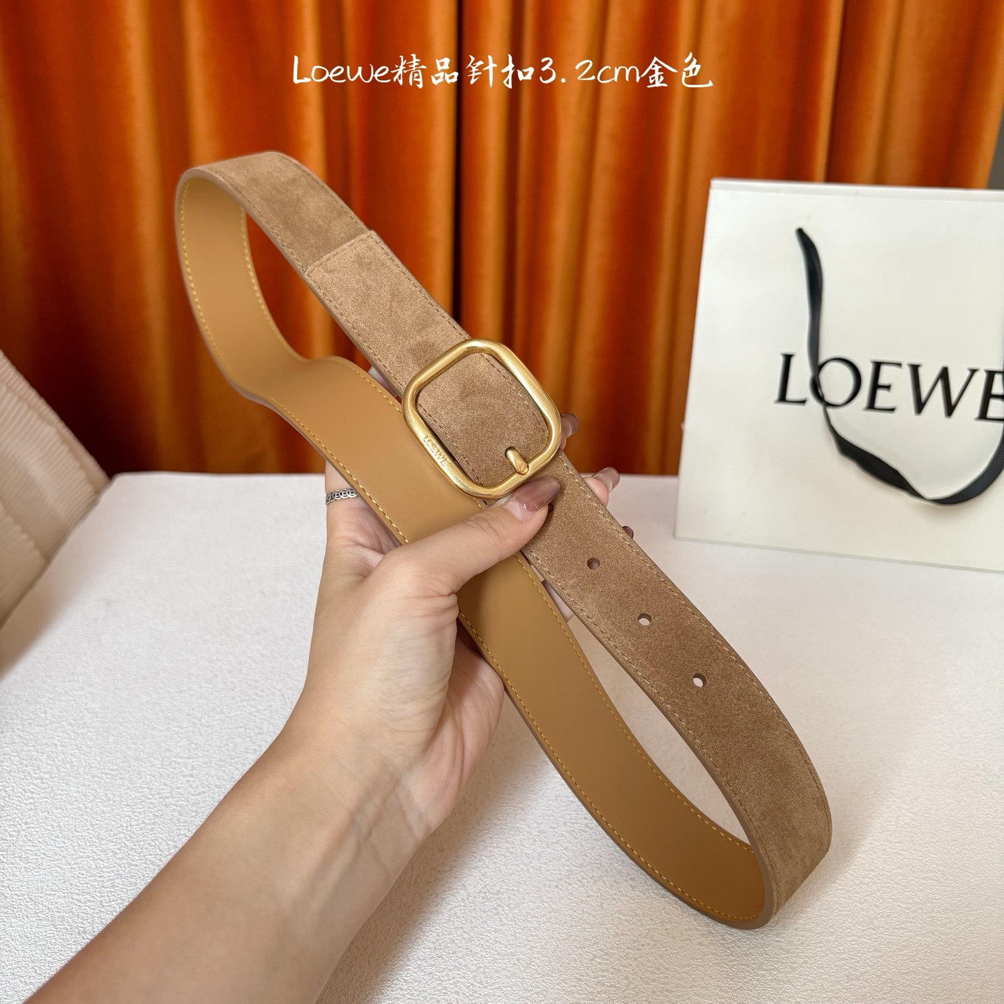 🅿️150  Loewe新款柔软粒面牛皮革腰带，圆形搭扣，3.2cm宽，五孔调节，镌刻LOEWE标志。颜色：麂皮绒卡其色/金扣