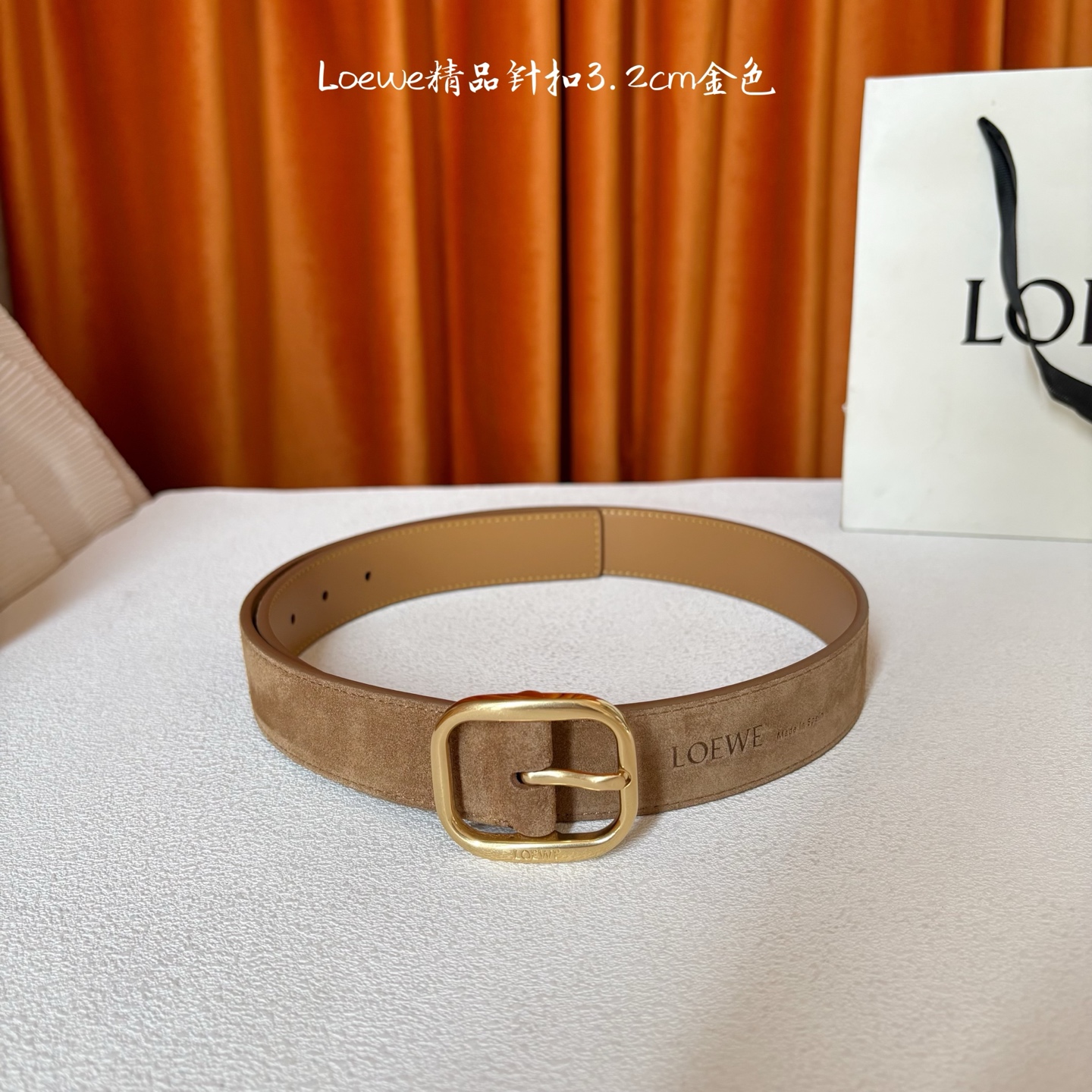 🅿️150  Loewe新款柔软粒面牛皮革腰带，圆形搭扣，3.2cm宽，五孔调节，镌刻LOEWE标志。颜色：麂皮绒卡其色/金扣