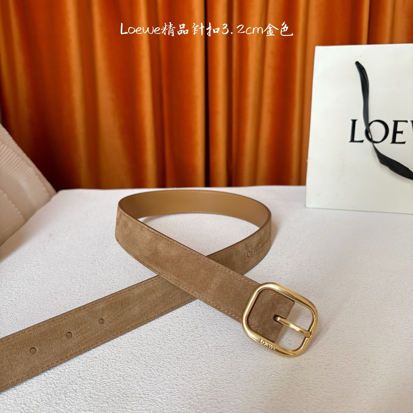 🅿️150  Loewe新款柔软粒面牛皮革腰带，圆形搭扣，3.2cm宽，五孔调节，镌刻LOEWE标志。颜色：麂皮绒卡其色/金扣