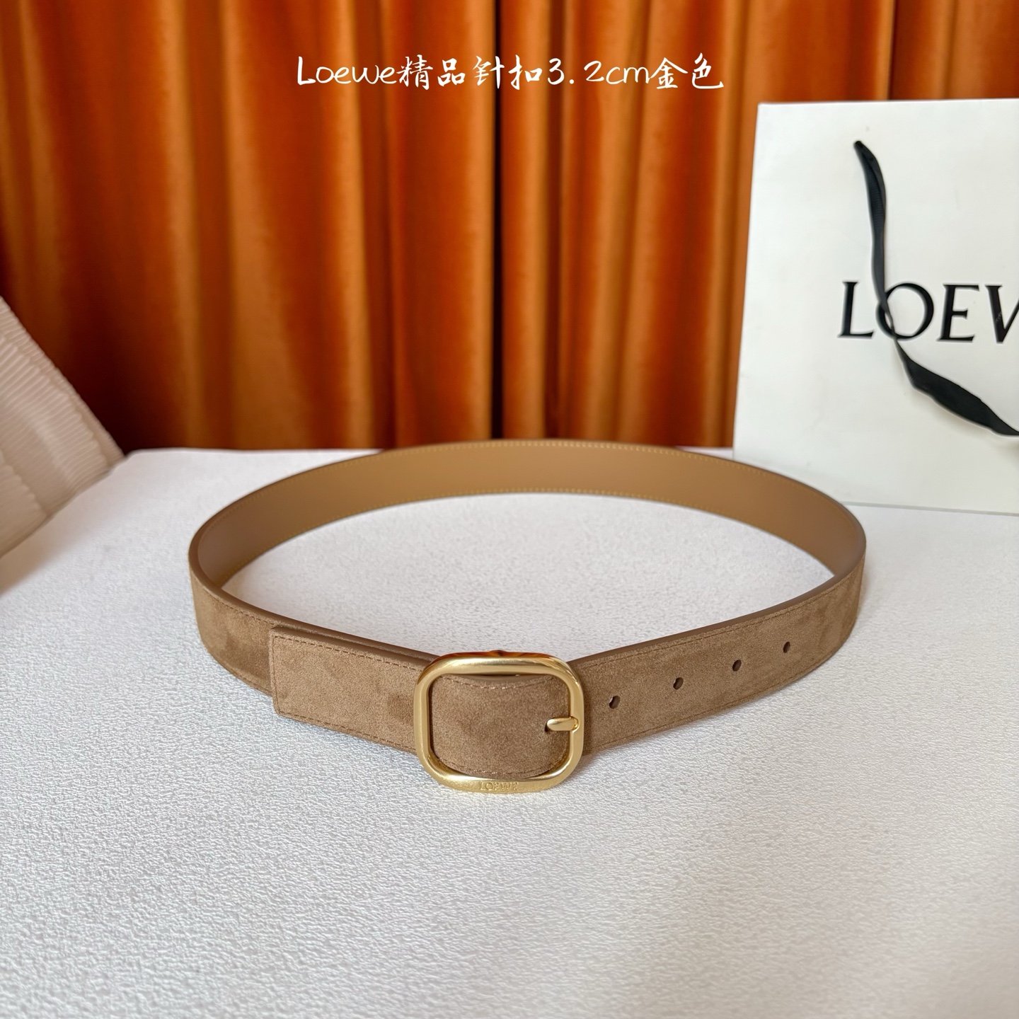 🅿️150  Loewe新款柔软粒面牛皮革腰带，圆形搭扣，3.2cm宽，五孔调节，镌刻LOEWE标志。颜色：麂皮绒卡其色/金扣