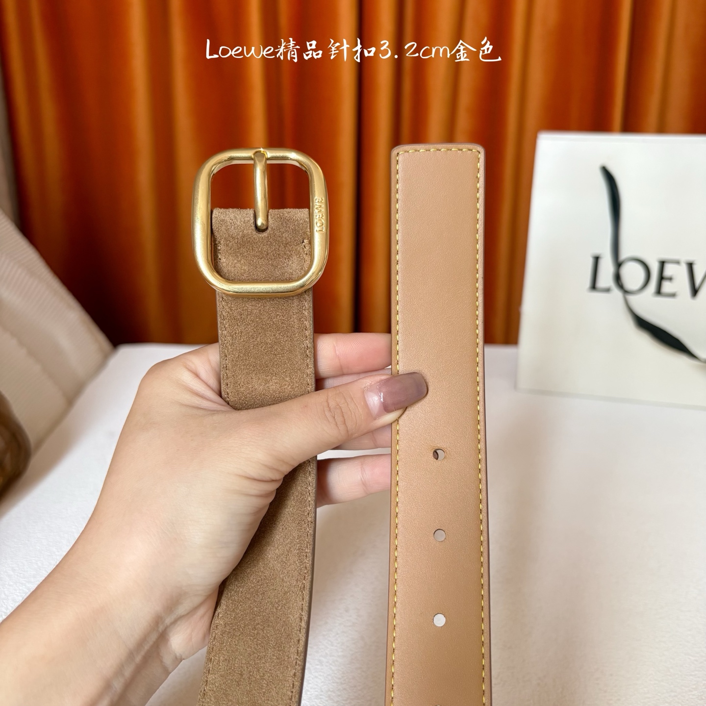 🅿️150  Loewe新款柔软粒面牛皮革腰带，圆形搭扣，3.2cm宽，五孔调节，镌刻LOEWE标志。颜色：麂皮绒卡其色/金扣