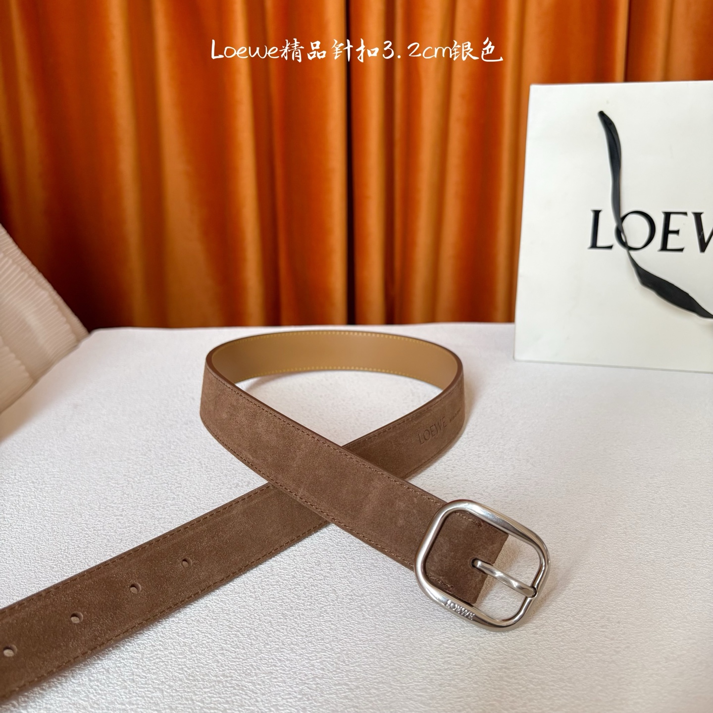 🅿️150  Loewe新款柔软粒面牛皮革腰带，圆形搭扣，3.2cm宽，五孔调节，镌刻LOEWE标志。颜色：麂皮绒棕色/银扣