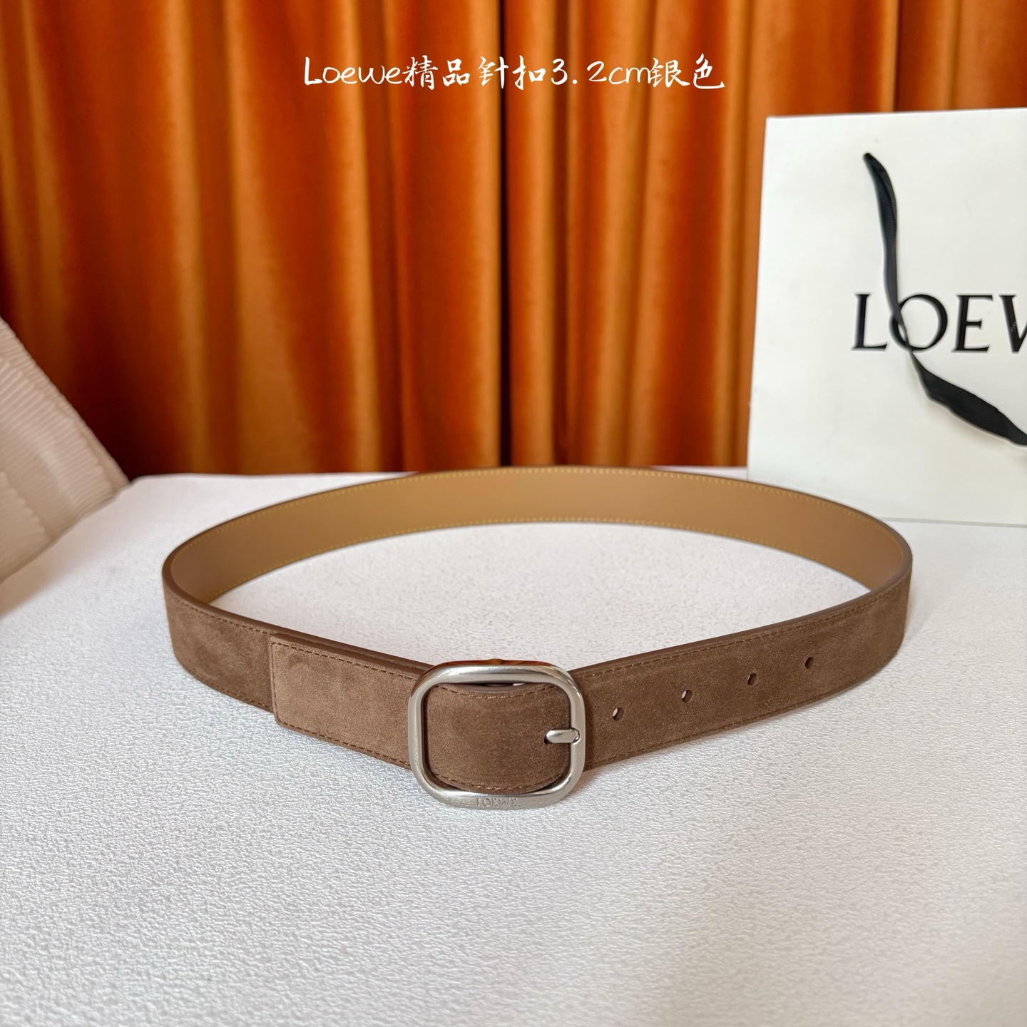 🅿️150  Loewe新款柔软粒面牛皮革腰带，圆形搭扣，3.2cm宽，五孔调节，镌刻LOEWE标志。颜色：麂皮绒棕色/银扣
