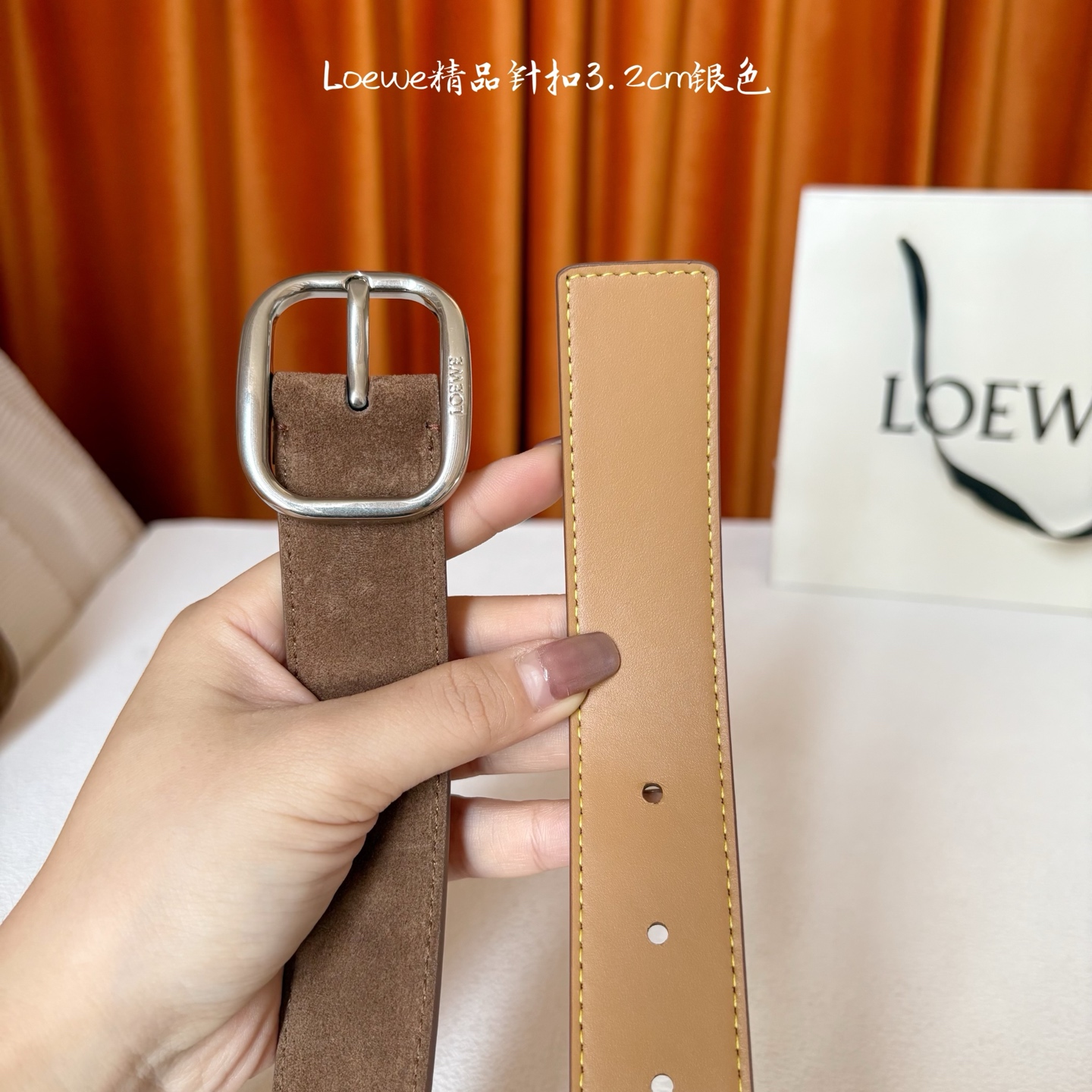 🅿️150  Loewe新款柔软粒面牛皮革腰带，圆形搭扣，3.2cm宽，五孔调节，镌刻LOEWE标志。颜色：麂皮绒棕色/银扣