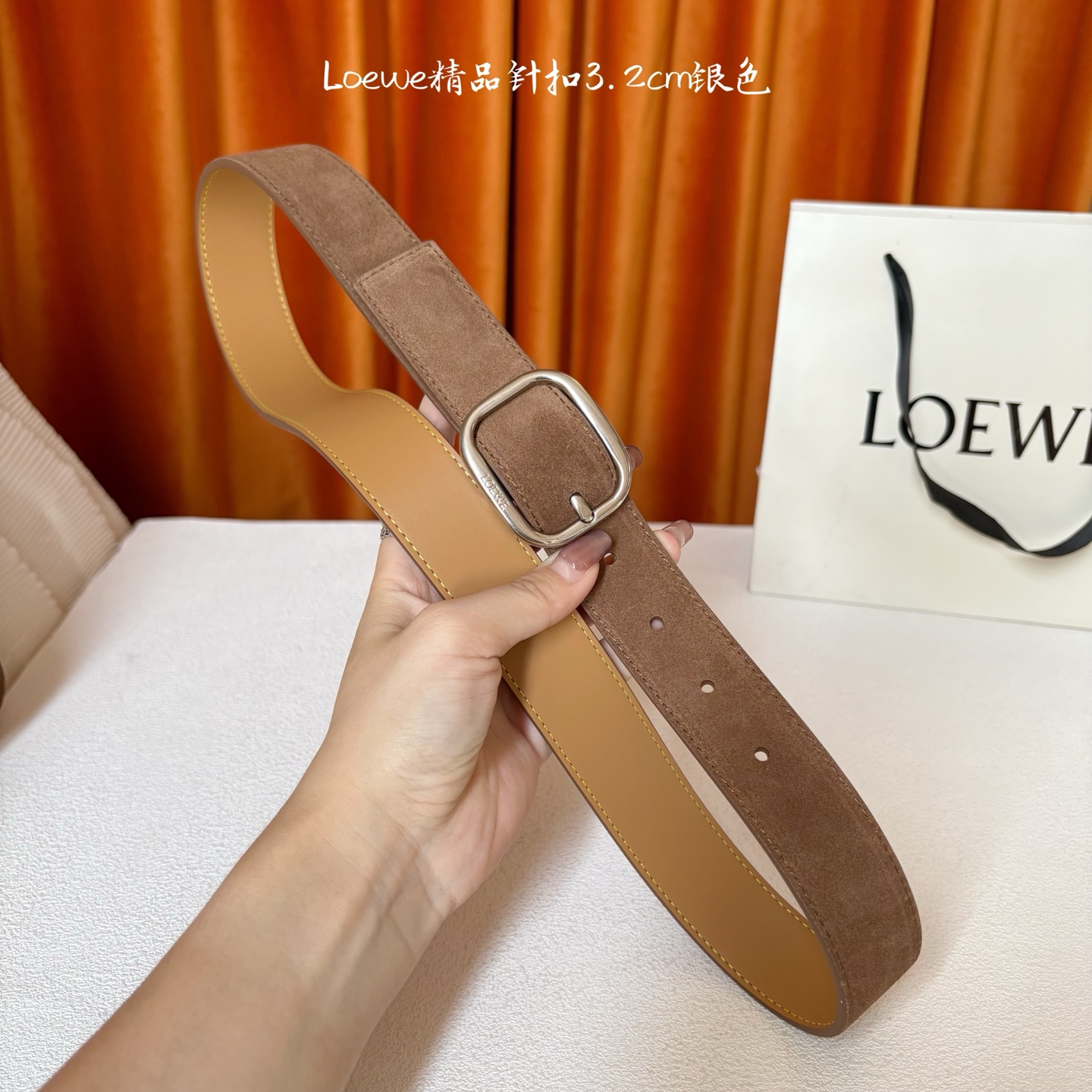 🅿️150  Loewe新款柔软粒面牛皮革腰带，圆形搭扣，3.2cm宽，五孔调节，镌刻LOEWE标志。颜色：麂皮绒棕色/银扣