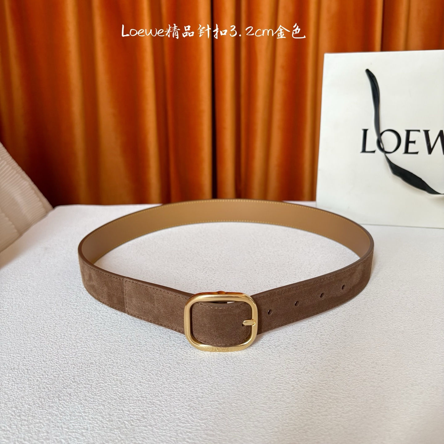 🅿️150  Loewe新款柔软粒面牛皮革腰带，圆形搭扣，3.2cm宽，五孔调节，镌刻LOEWE标志。颜色：麂皮绒棕色/金扣