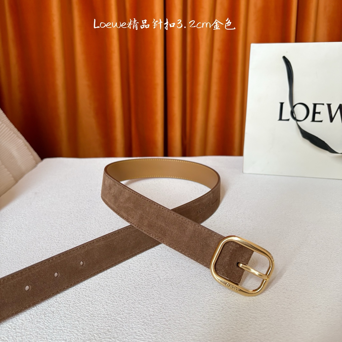 🅿️150  Loewe新款柔软粒面牛皮革腰带，圆形搭扣，3.2cm宽，五孔调节，镌刻LOEWE标志。颜色：麂皮绒棕色/金扣