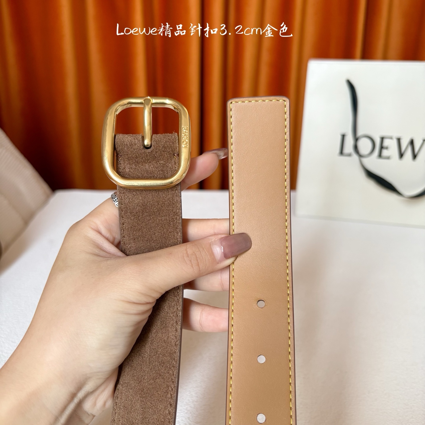 🅿️150  Loewe新款柔软粒面牛皮革腰带，圆形搭扣，3.2cm宽，五孔调节，镌刻LOEWE标志。颜色：麂皮绒棕色/金扣