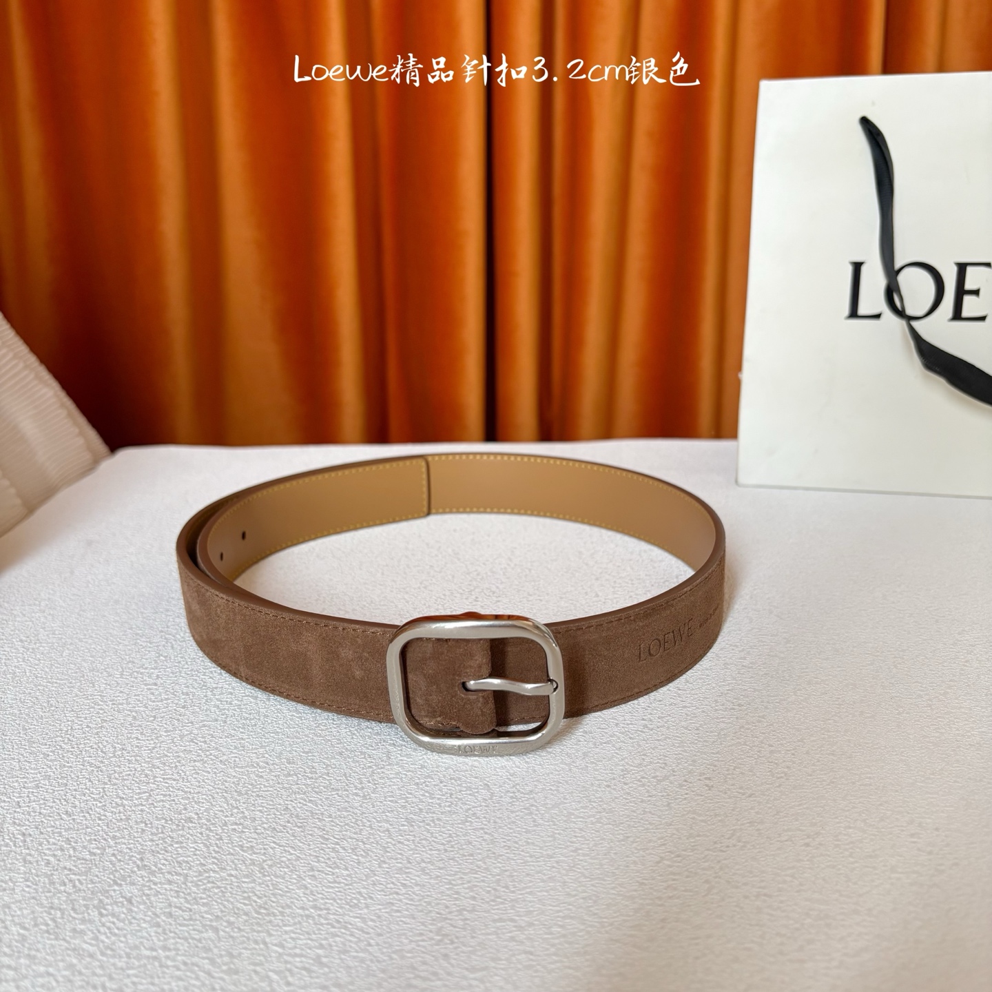 🅿️150  Loewe新款柔软粒面牛皮革腰带，圆形搭扣，3.2cm宽，五孔调节，镌刻LOEWE标志。颜色：麂皮绒棕色/银扣
