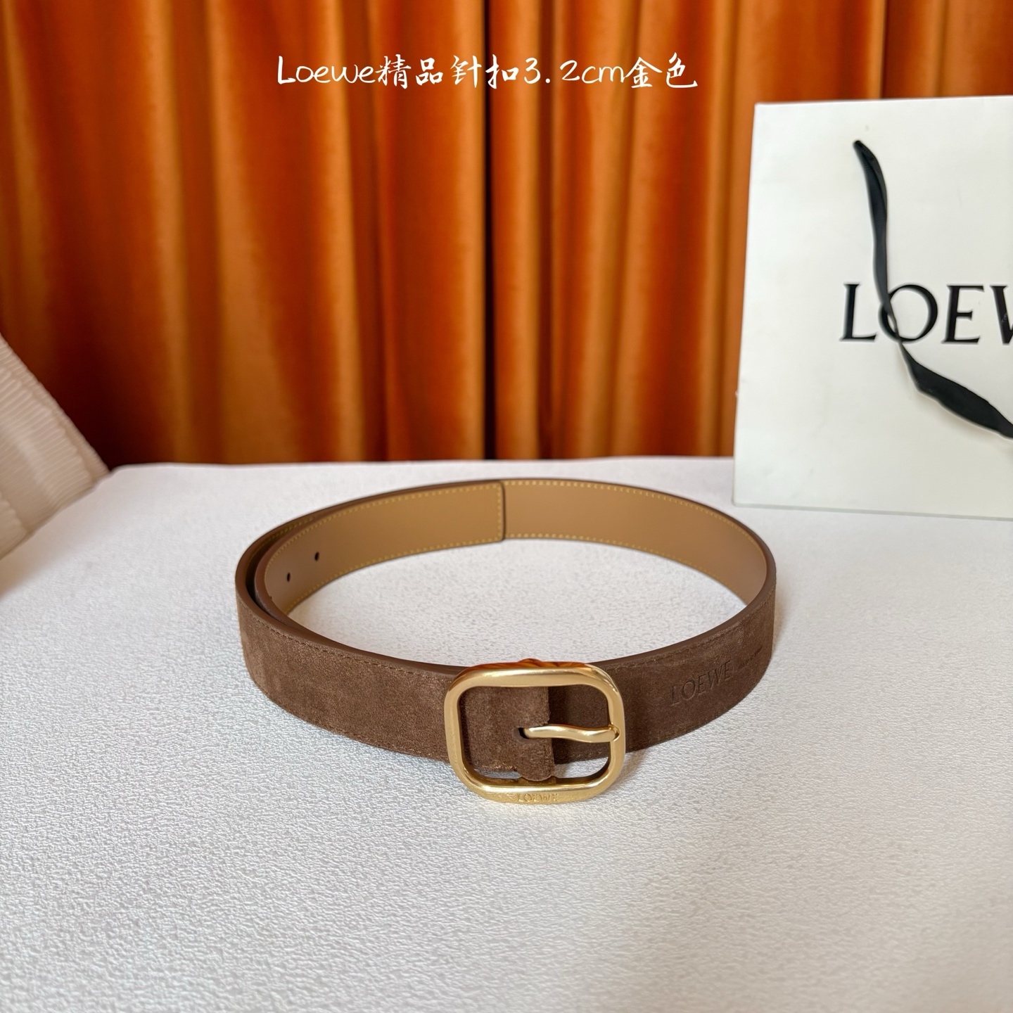 🅿️150  Loewe新款柔软粒面牛皮革腰带，圆形搭扣，3.2cm宽，五孔调节，镌刻LOEWE标志。颜色：麂皮绒棕色/金扣