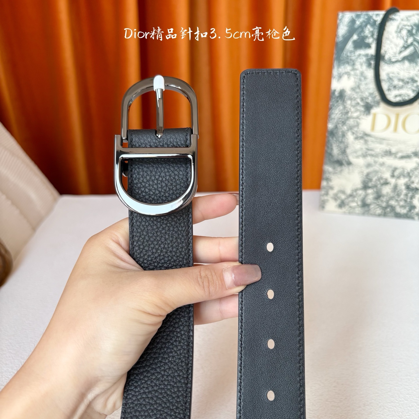 Dior这款 Montaigne Avenue 腰带从同名手袋汲取灵感，采用黑色光滑牛皮革精心制作，质感