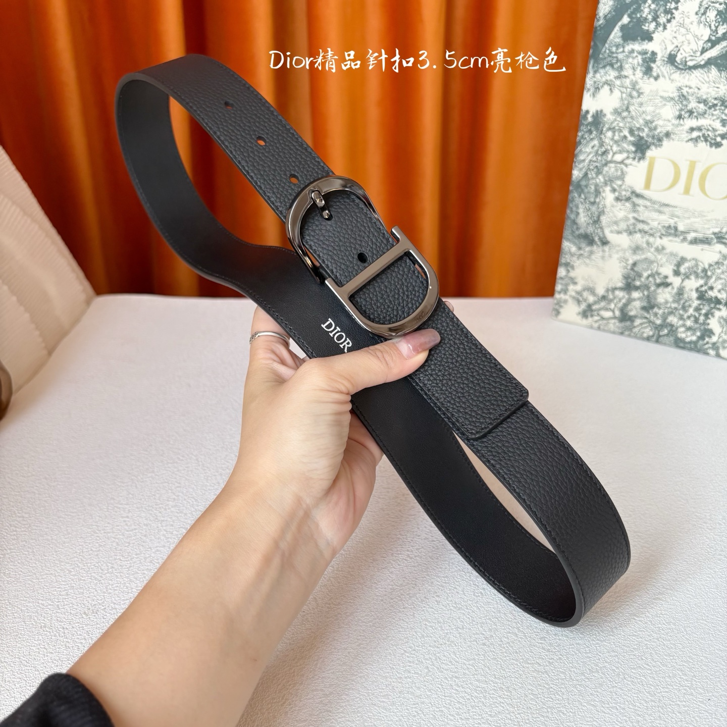 Dior这款 Montaigne Avenue 腰带从同名手袋汲取灵感，采用黑色光滑牛皮革精心制作，质感