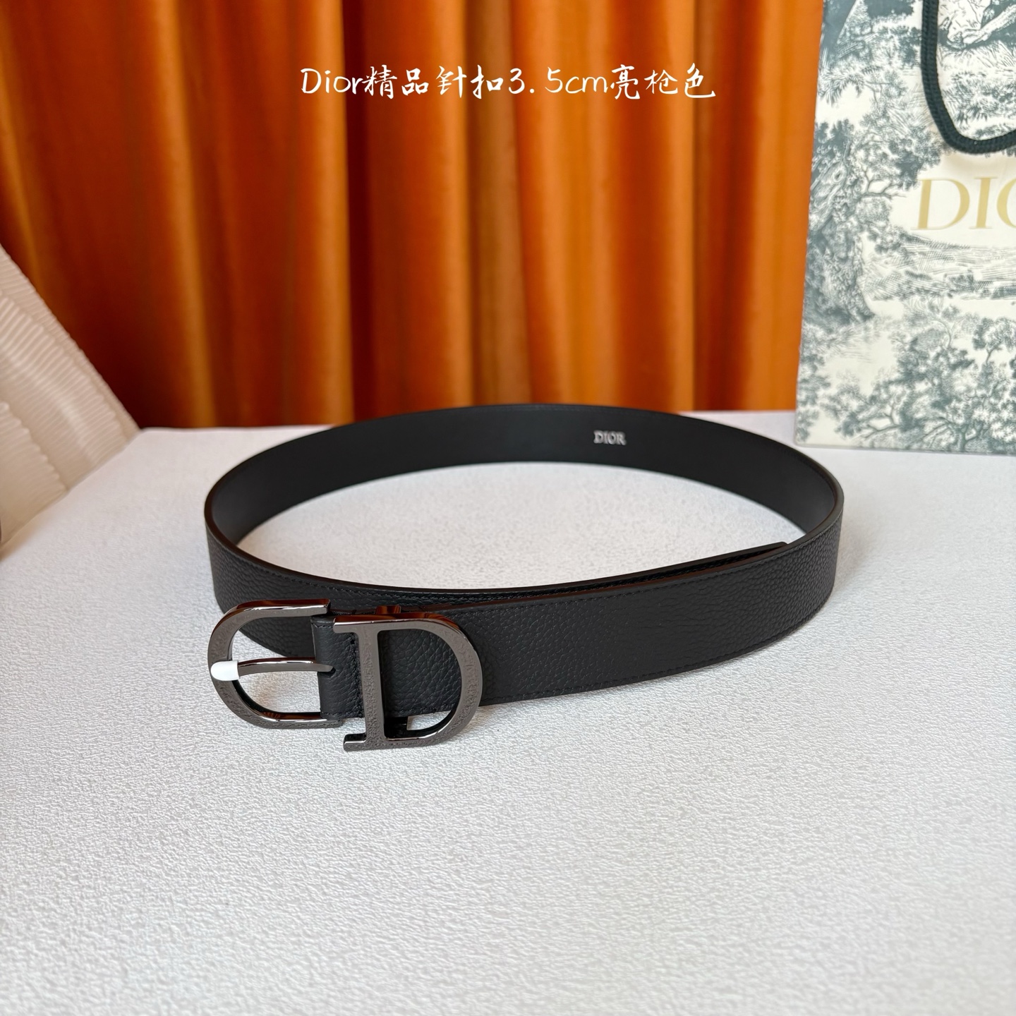 Dior这款 Montaigne Avenue 腰带从同名手袋汲取灵感，采用黑色光滑牛皮革精心制作，质感