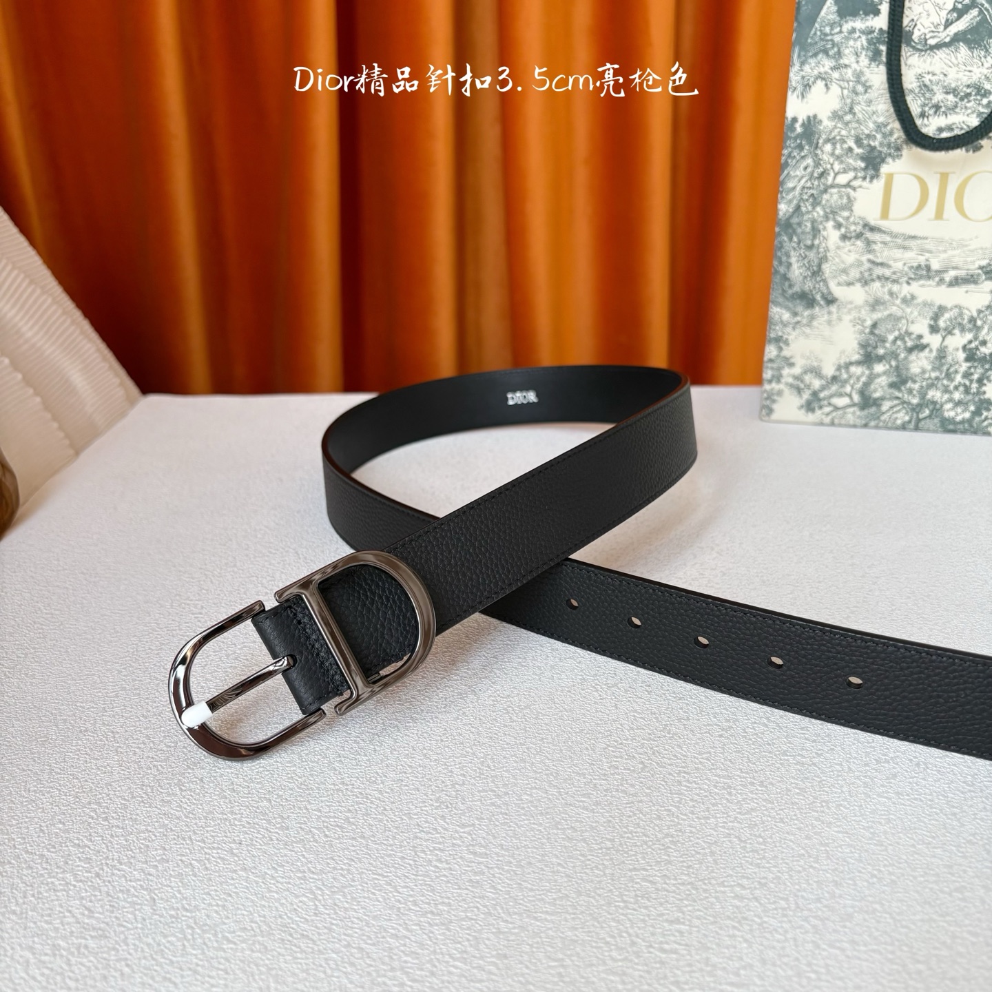 Dior这款 Montaigne Avenue 腰带从同名手袋汲取灵感，采用黑色光滑牛皮革精心制作，质感