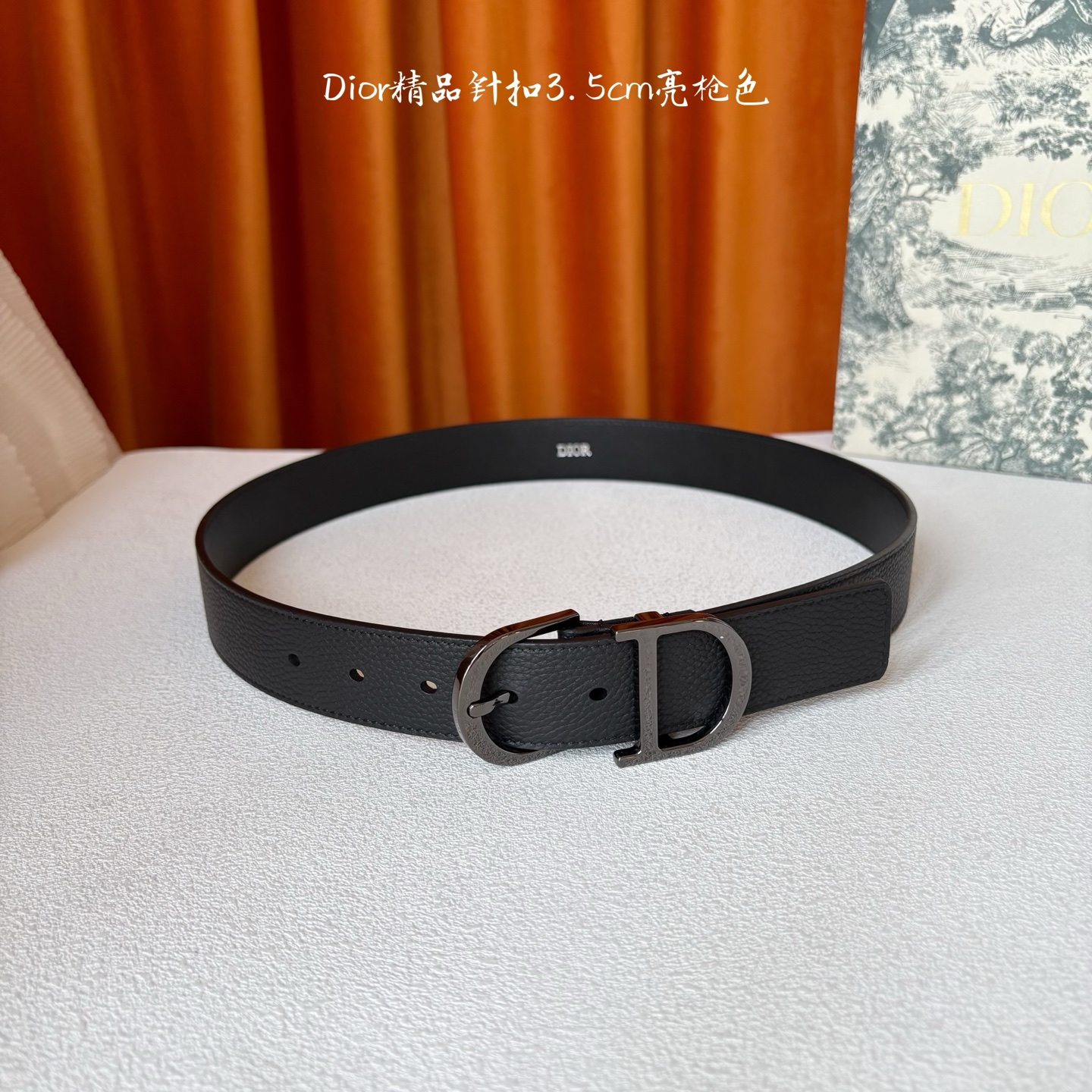 Dior这款 Montaigne Avenue 腰带从同名手袋汲取灵感，采用黑色光滑牛皮革精心制作，质感