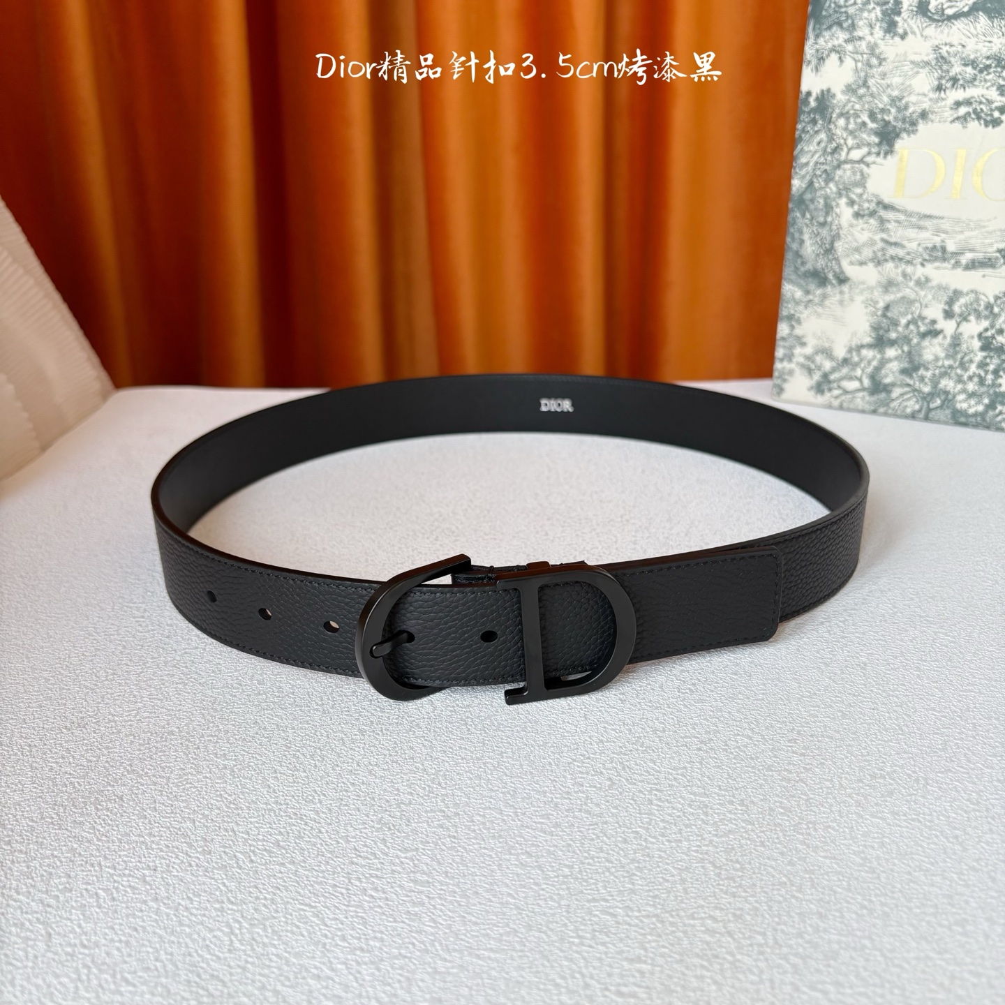 Dior这款 Montaigne Avenue 腰带从同名手袋汲取灵感，采用黑色光滑牛皮革精心制作，质感