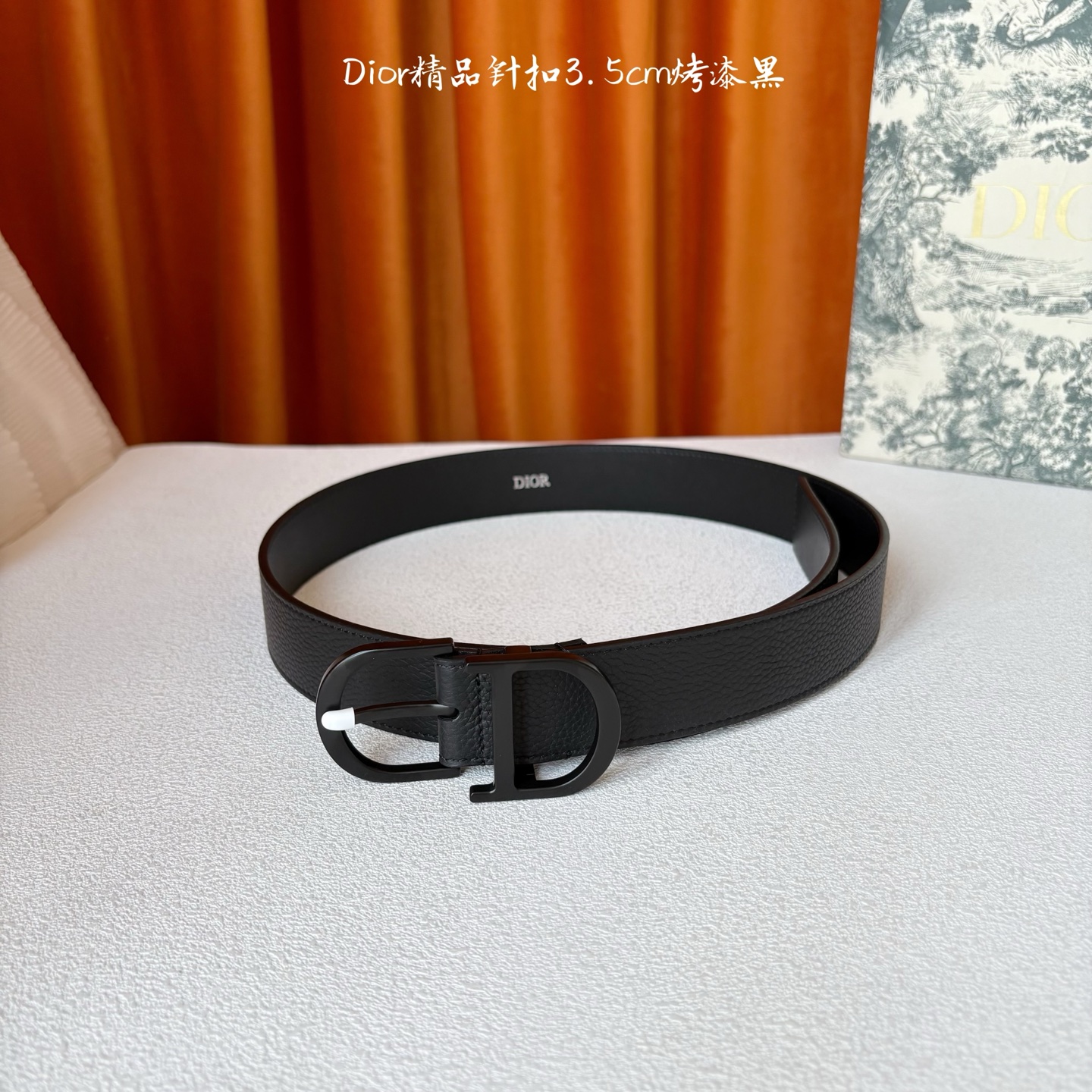 Dior这款 Montaigne Avenue 腰带从同名手袋汲取灵感，采用黑色光滑牛皮革精心制作，质感