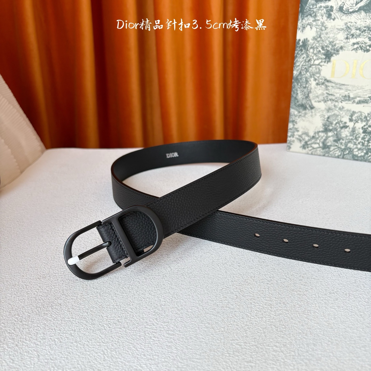 Dior这款 Montaigne Avenue 腰带从同名手袋汲取灵感，采用黑色光滑牛皮革精心制作，质感