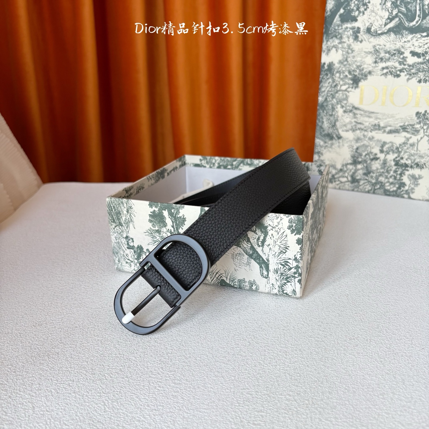 Dior这款 Montaigne Avenue 腰带从同名手袋汲取灵感，采用黑色光滑牛皮革精心制作，质感