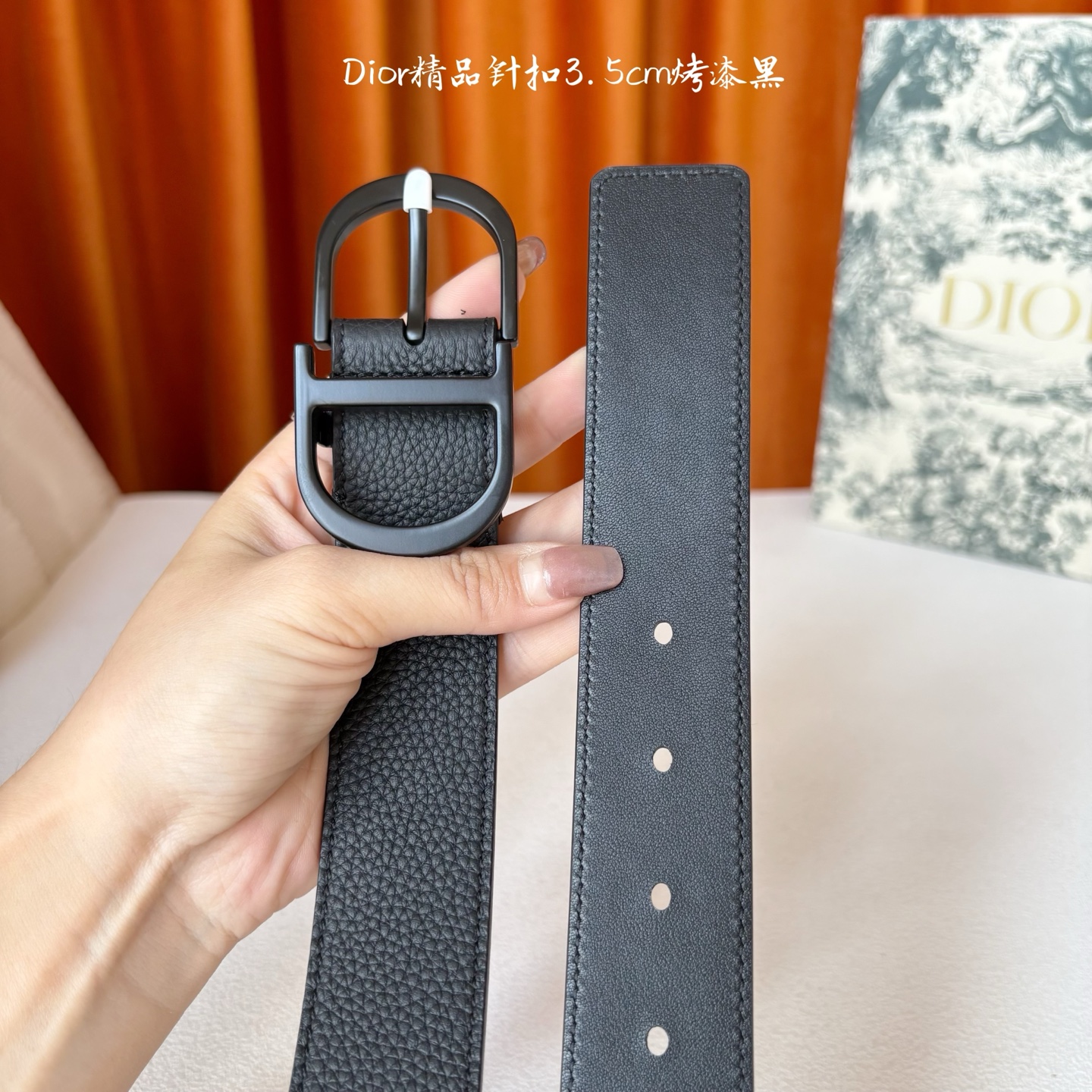 Dior这款 Montaigne Avenue 腰带从同名手袋汲取灵感，采用黑色光滑牛皮革精心制作，质感