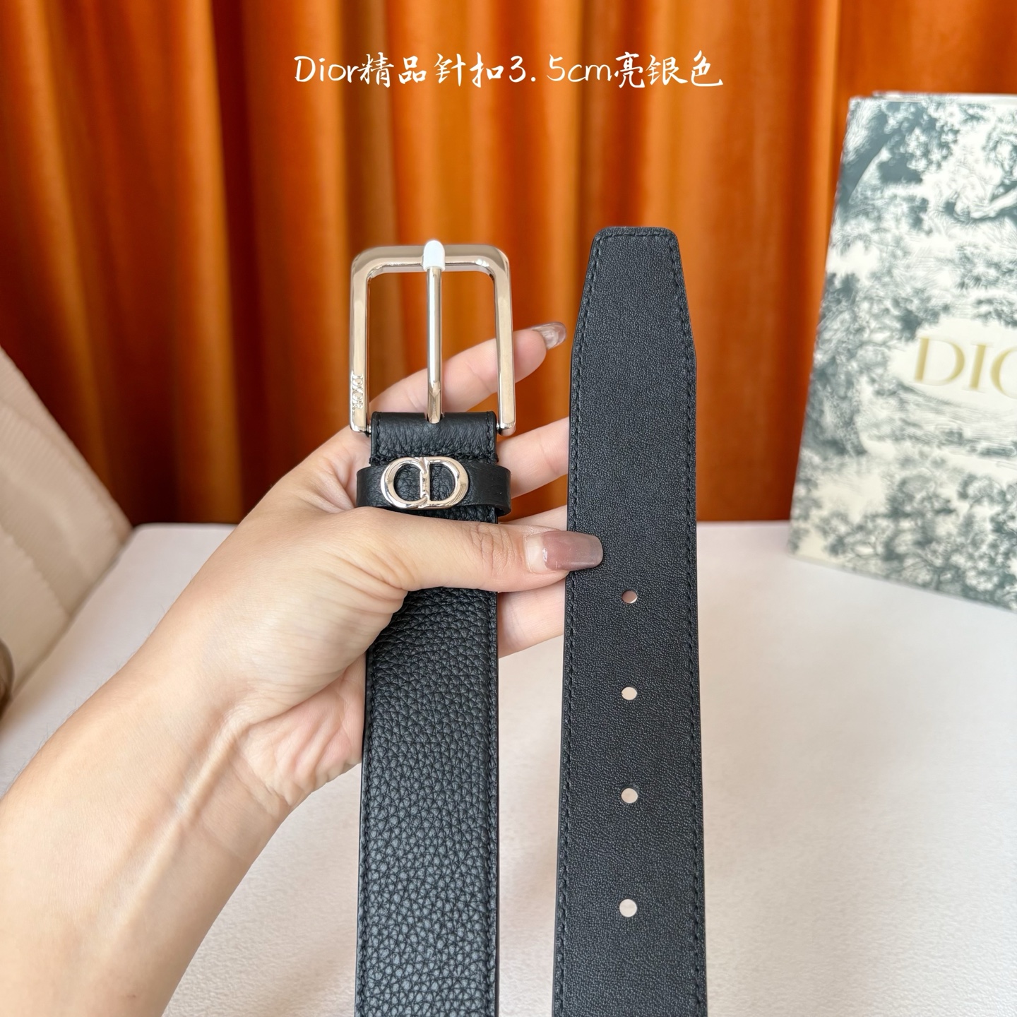 Dior这款腰带采用黑色粒面牛皮革精心制作，饰以镌刻有 Dior 的针扣和金属 CD Icon 标志腰带