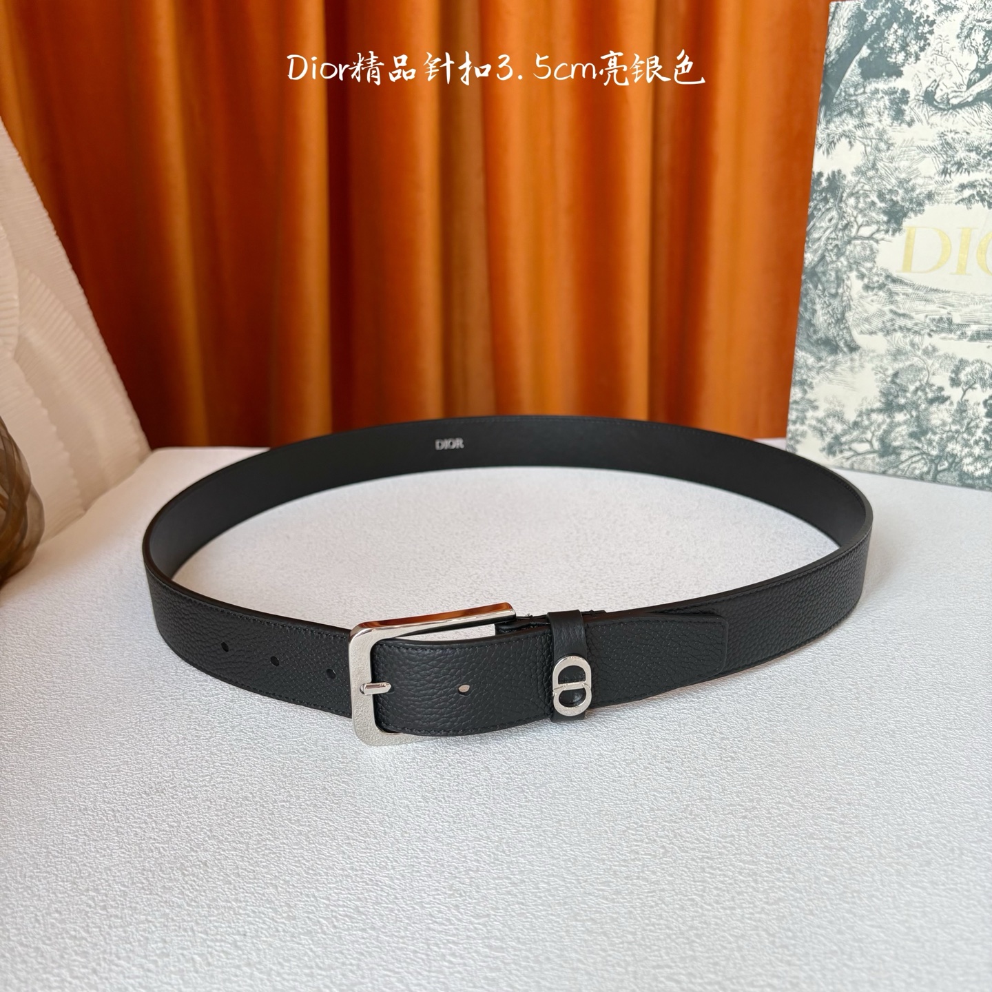 Dior这款腰带采用黑色粒面牛皮革精心制作，饰以镌刻有 Dior 的针扣和金属 CD Icon 标志腰带