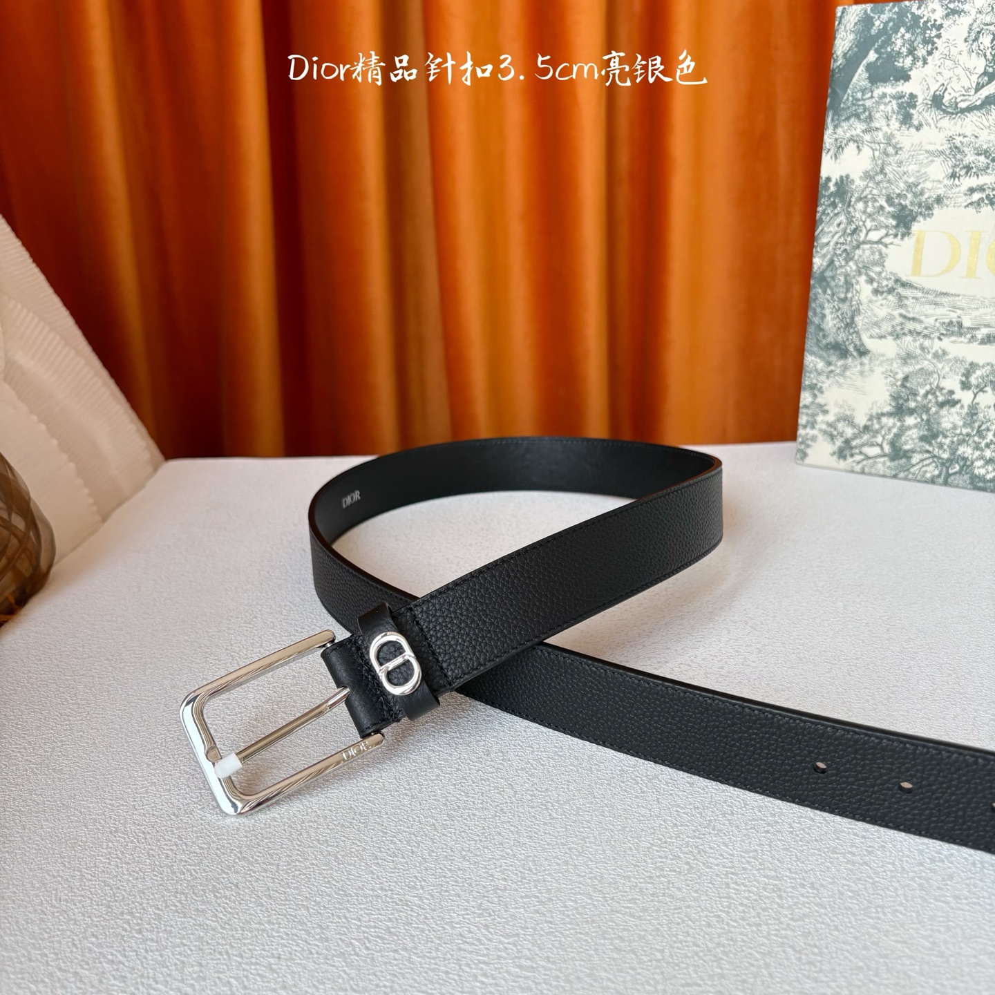 Dior这款腰带采用黑色粒面牛皮革精心制作，饰以镌刻有 Dior 的针扣和金属 CD Icon 标志腰带