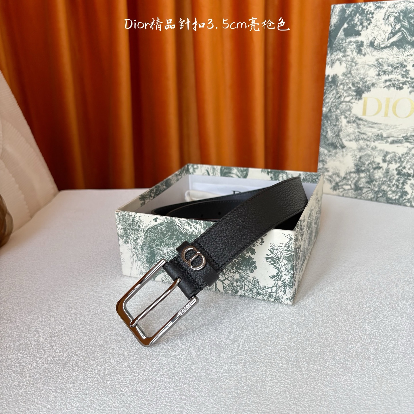 Dior这款腰带采用黑色粒面牛皮革精心制作，饰以镌刻有 Dior 的针扣和金属 CD Icon 标志腰带