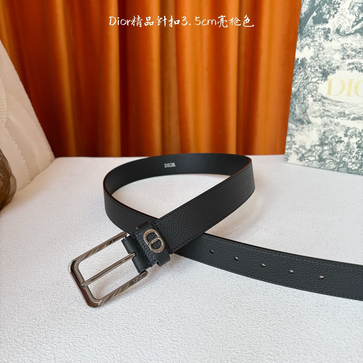 Dior这款腰带采用黑色粒面牛皮革精心制作，饰以镌刻有 Dior 的针扣和金属 CD Icon 标志腰带