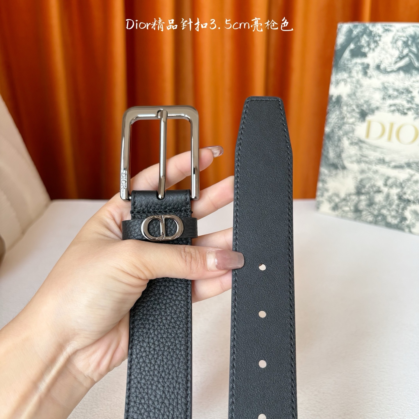 Dior这款腰带采用黑色粒面牛皮革精心制作，饰以镌刻有 Dior 的针扣和金属 CD Icon 标志腰带