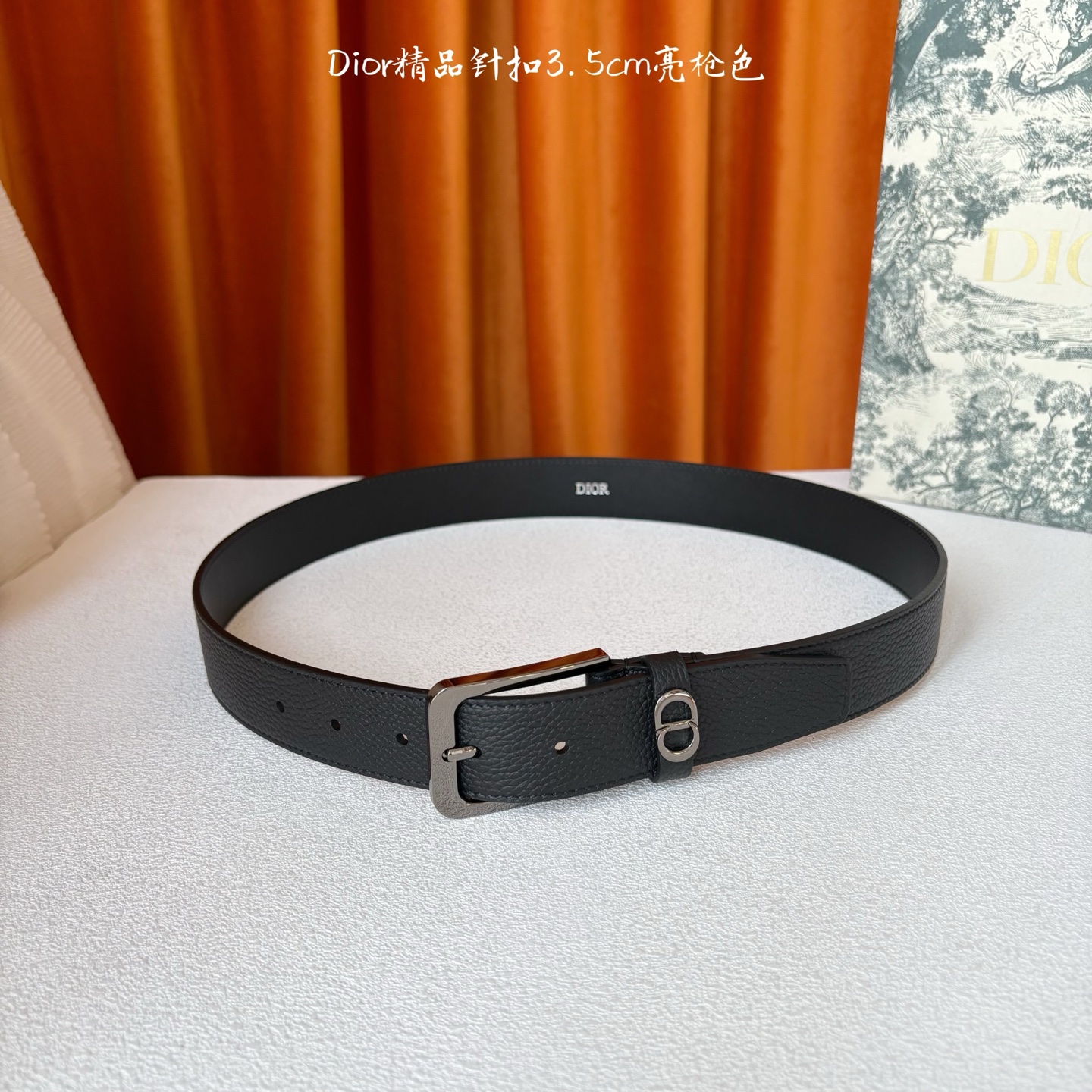 Dior这款腰带采用黑色粒面牛皮革精心制作，饰以镌刻有 Dior 的针扣和金属 CD Icon 标志腰带