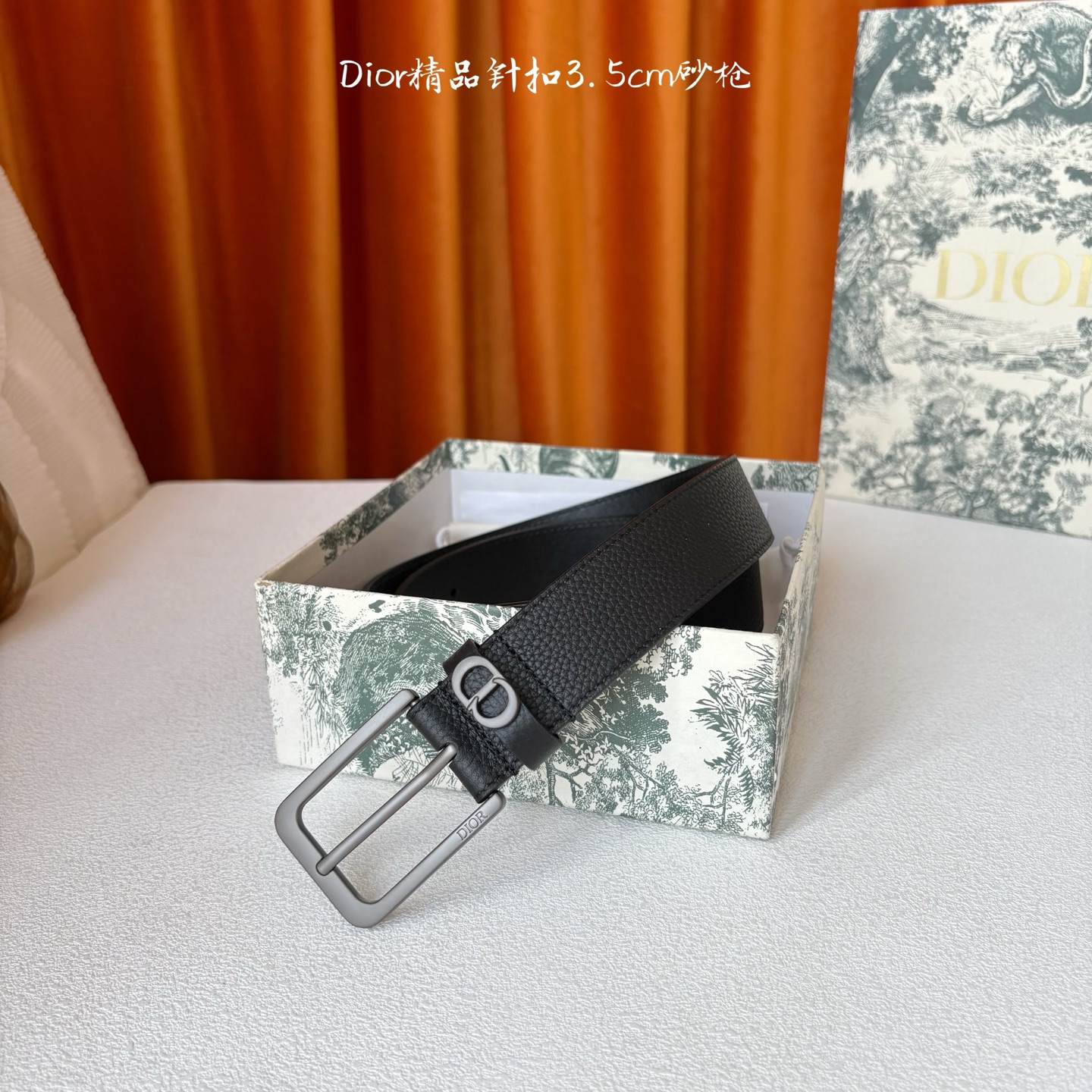 Dior这款腰带采用黑色粒面牛皮革精心制作，饰以镌刻有 Dior 的针扣和金属 CD Icon 标志腰带