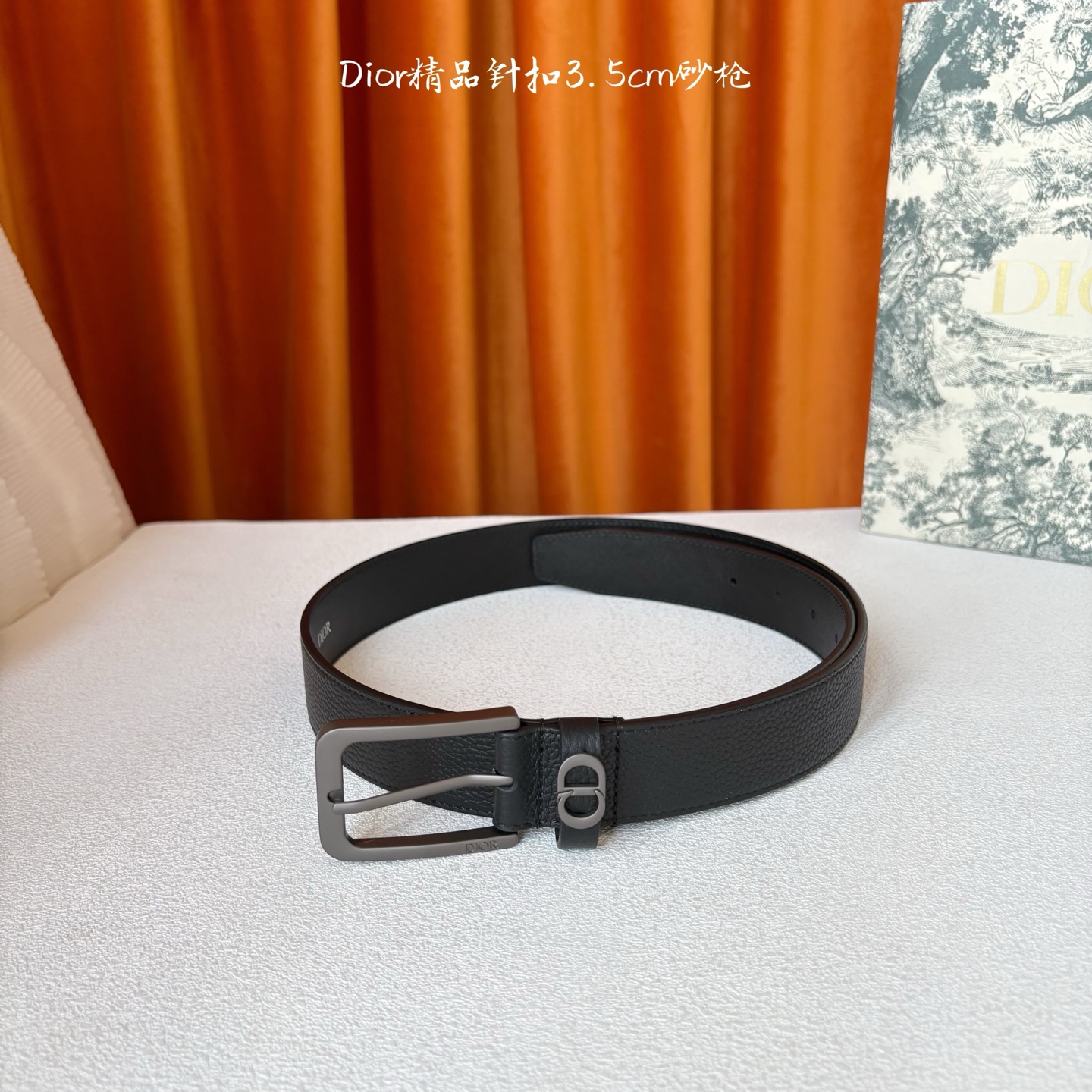Dior这款腰带采用黑色粒面牛皮革精心制作，饰以镌刻有 Dior 的针扣和金属 CD Icon 标志腰带