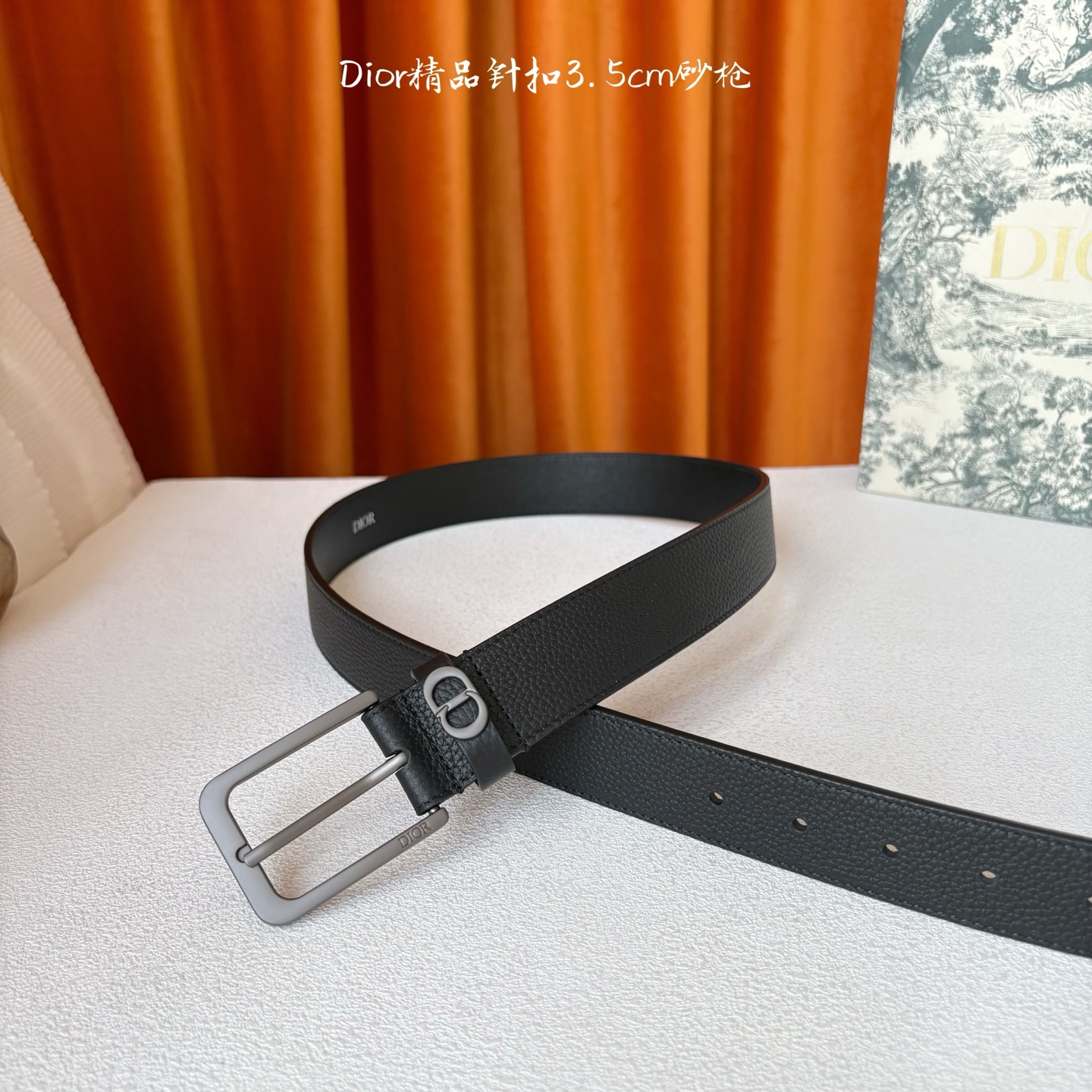 Dior这款腰带采用黑色粒面牛皮革精心制作，饰以镌刻有 Dior 的针扣和金属 CD Icon 标志腰带