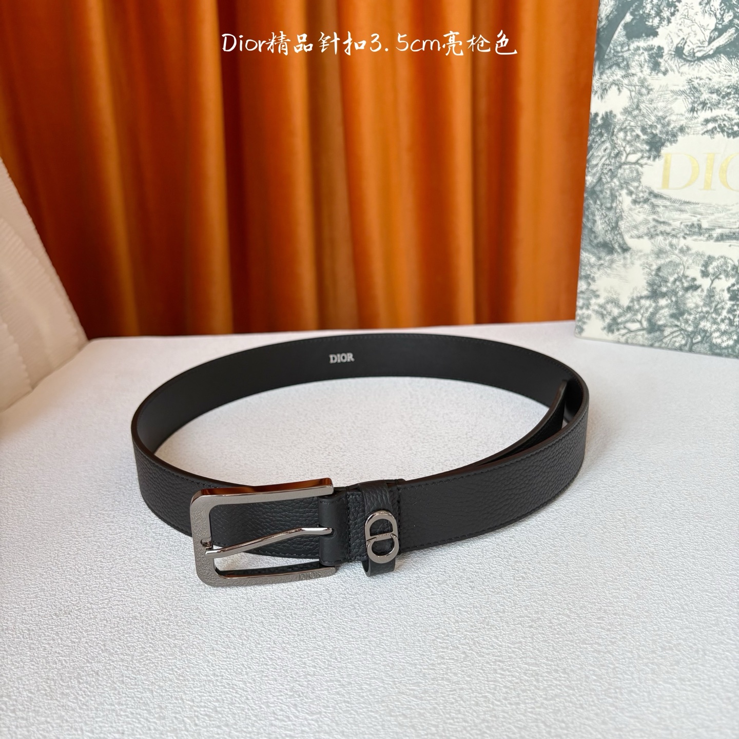 Dior这款腰带采用黑色粒面牛皮革精心制作，饰以镌刻有 Dior 的针扣和金属 CD Icon 标志腰带