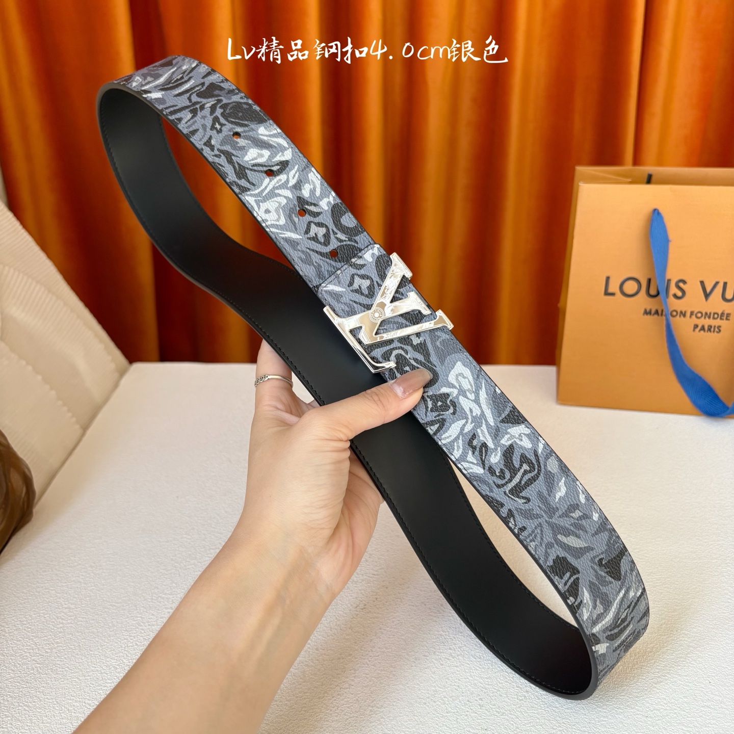 LV花卉迷彩40mm可两面用腰带是对户外爱好者男性主题的一次巧妙重新诠释。柔和的色调被转化为漩涡形状与品