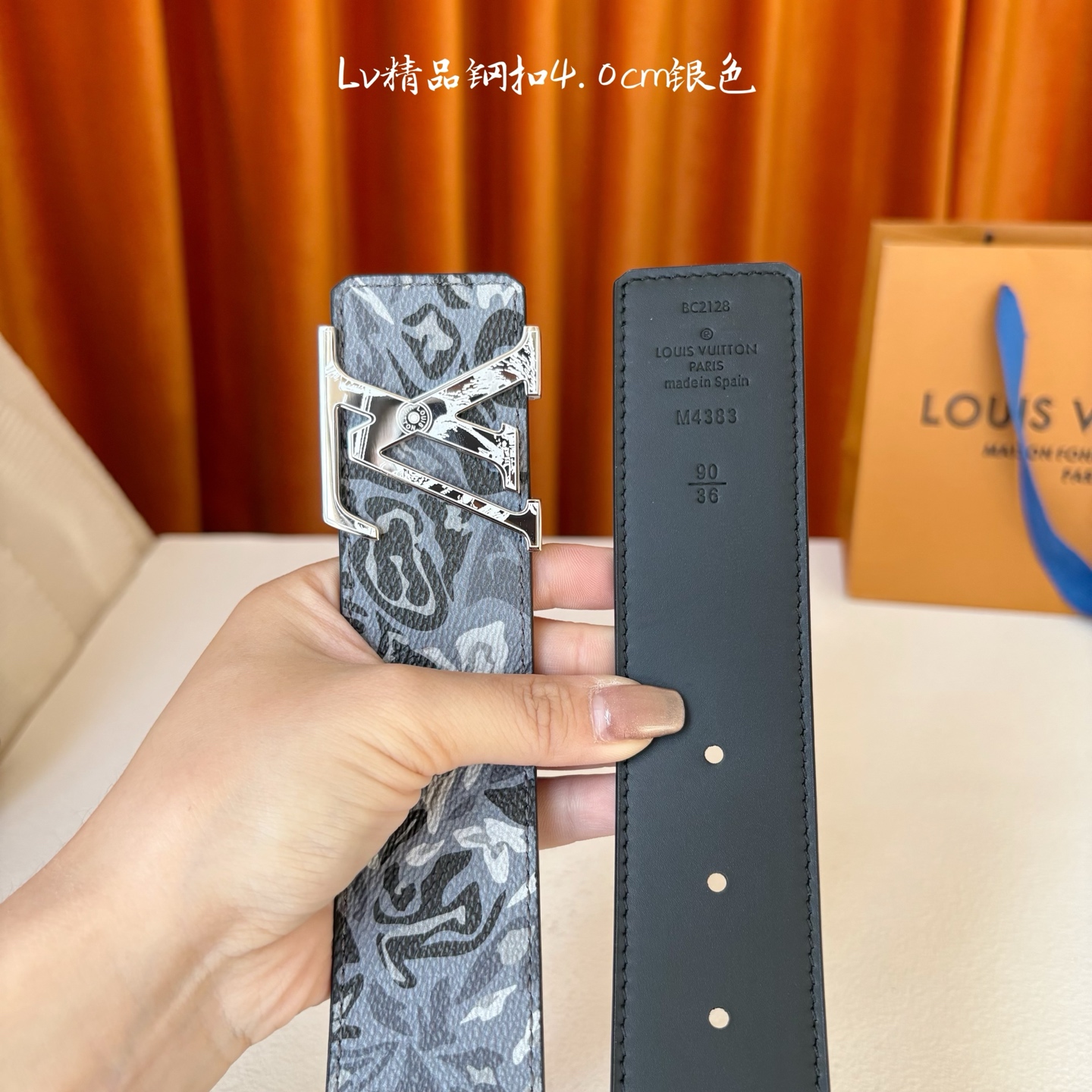 LV花卉迷彩40mm可两面用腰带是对户外爱好者男性主题的一次巧妙重新诠释。柔和的色调被转化为漩涡形状与品