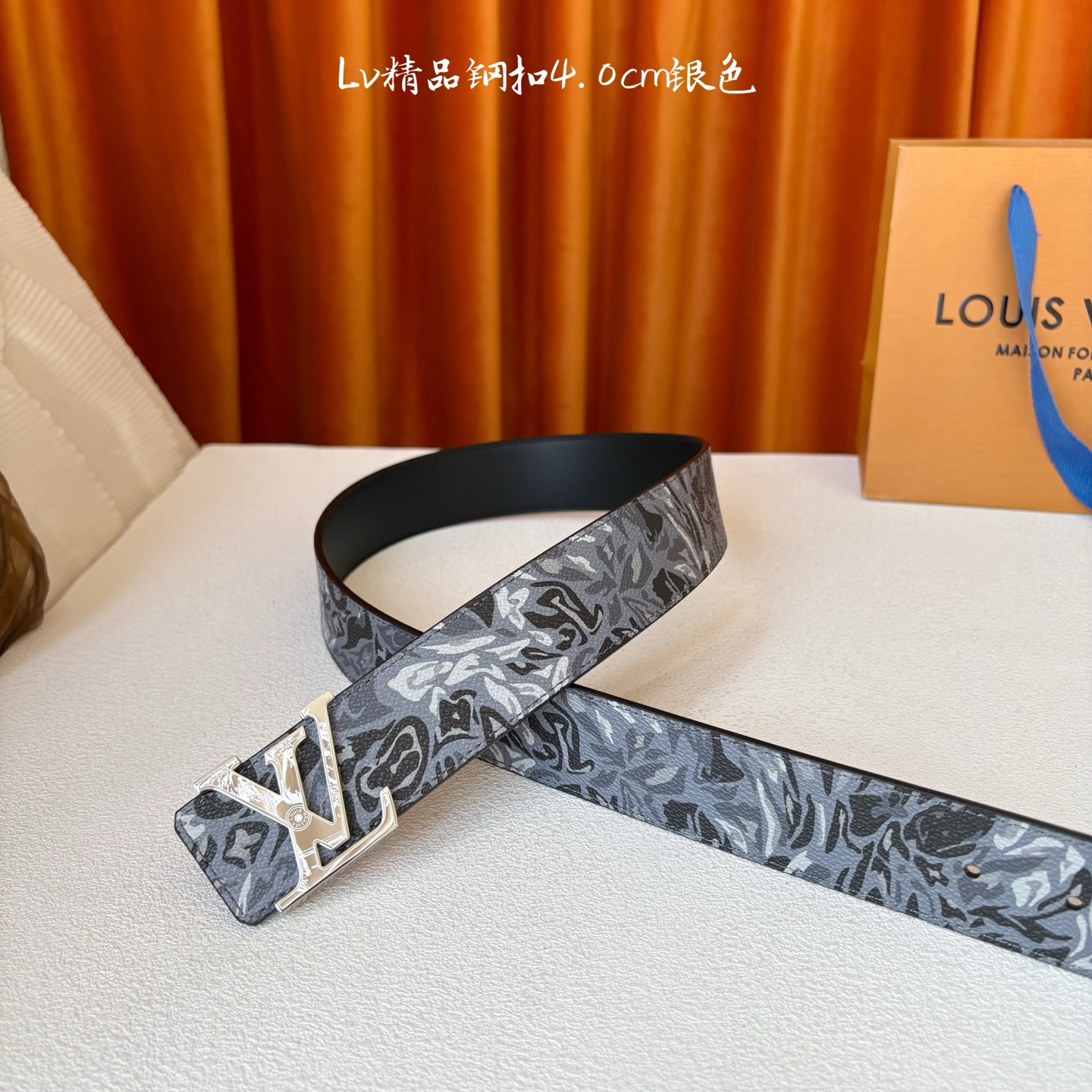 LV花卉迷彩40mm可两面用腰带是对户外爱好者男性主题的一次巧妙重新诠释。柔和的色调被转化为漩涡形状与品