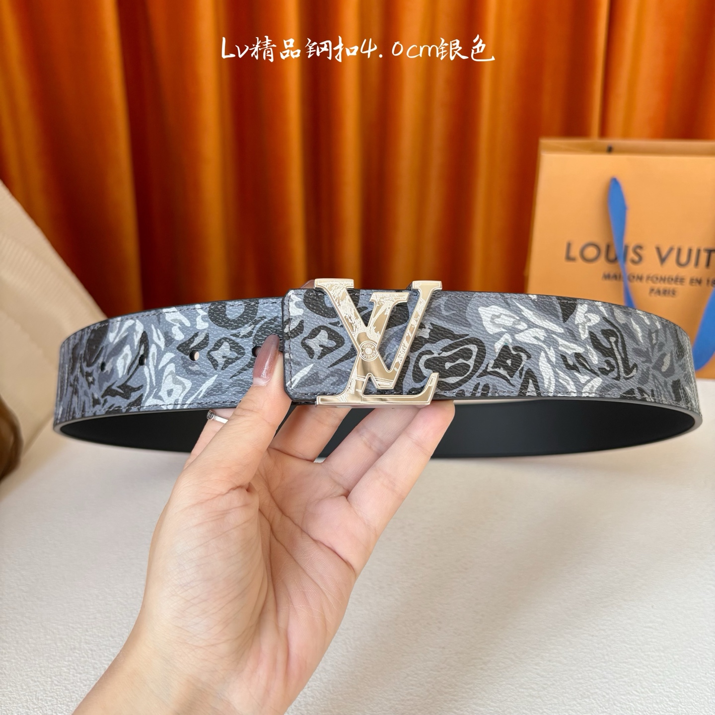 LV花卉迷彩40mm可两面用腰带是对户外爱好者男性主题的一次巧妙重新诠释。柔和的色调被转化为漩涡形状与品