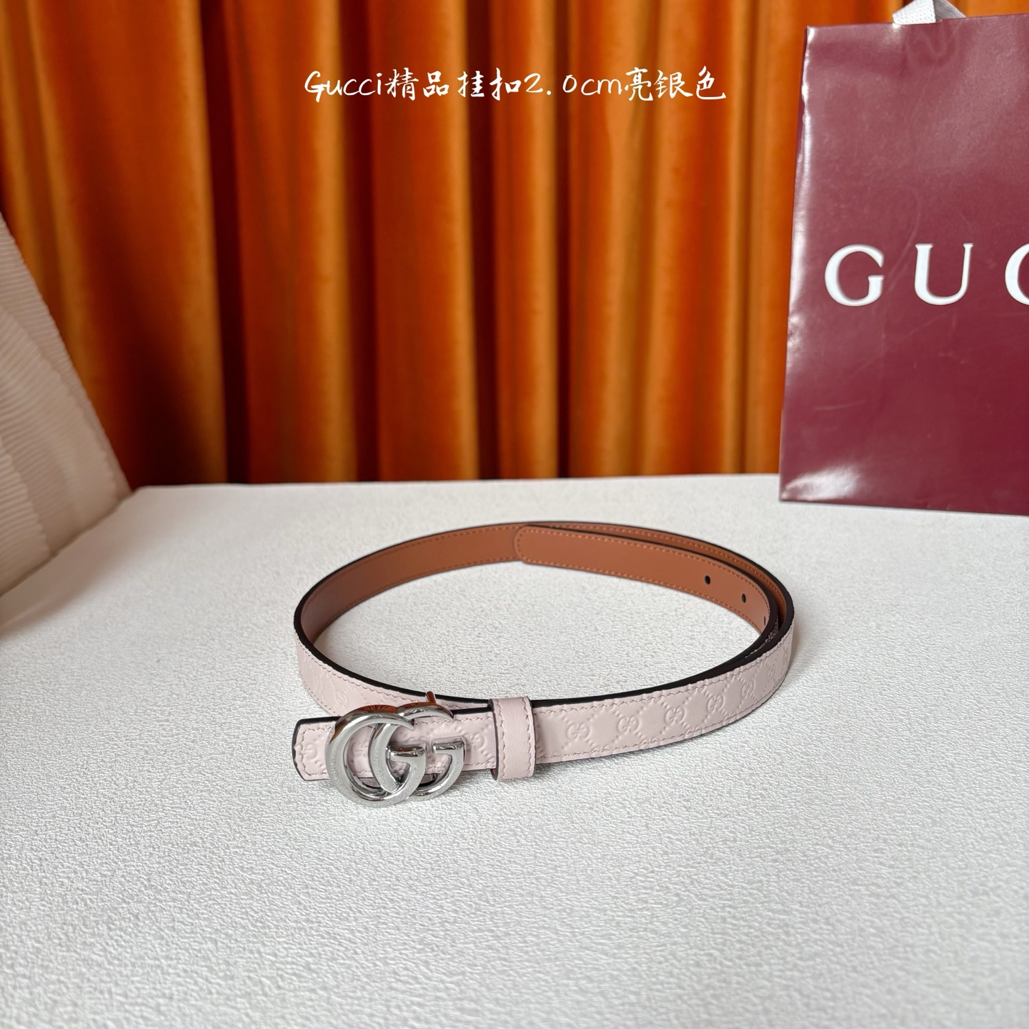 Gucci这款20MM腰带一面为粉色牛皮革，另一面为土黄色牛皮革，搭配可拆卸互扣式双G搭扣，双面可用，潮