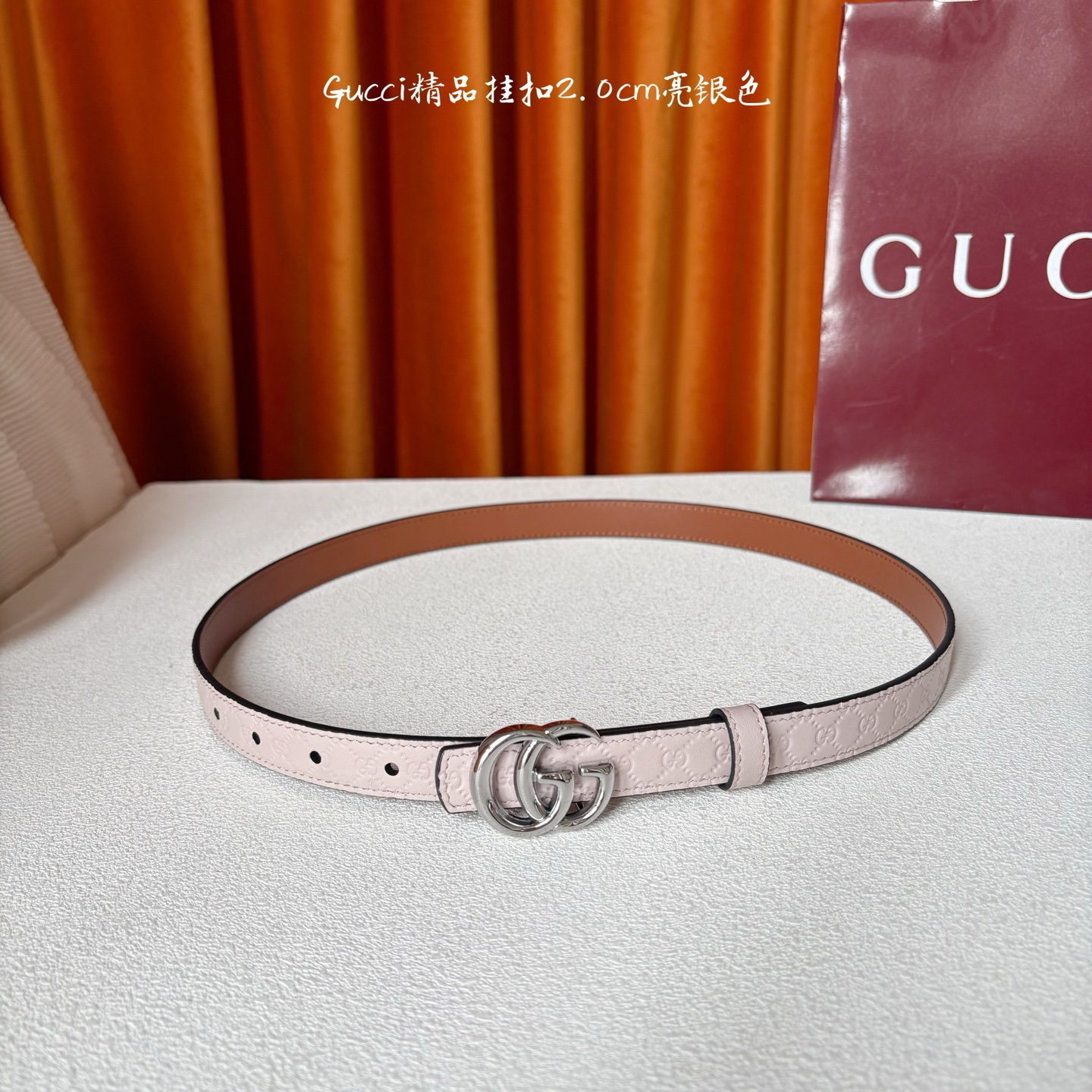 Gucci这款20MM腰带一面为粉色牛皮革，另一面为土黄色牛皮革，搭配可拆卸互扣式双G搭扣，双面可用，潮