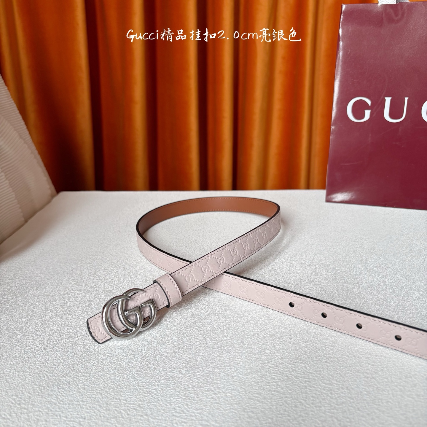 Gucci这款20MM腰带一面为粉色牛皮革，另一面为土黄色牛皮革，搭配可拆卸互扣式双G搭扣，双面可用，潮