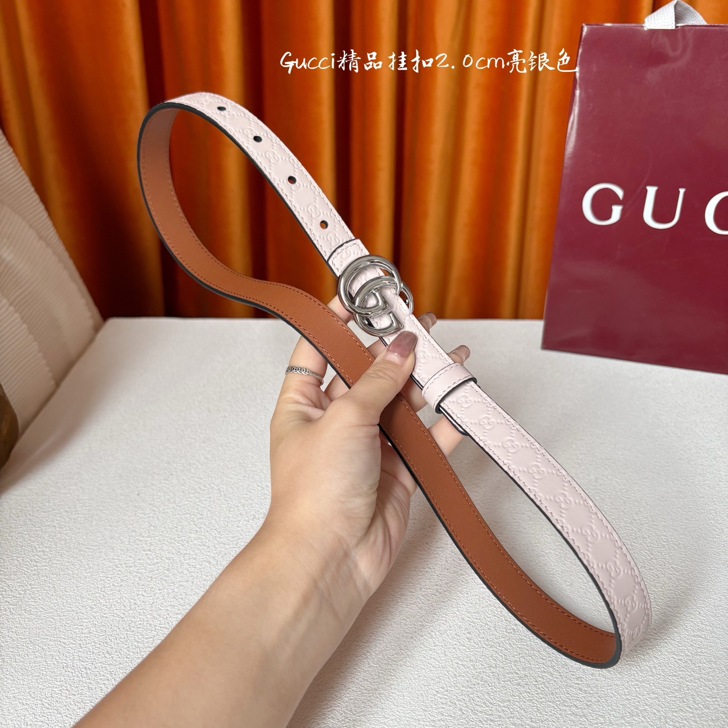 Gucci这款20MM腰带一面为粉色牛皮革，另一面为土黄色牛皮革，搭配可拆卸互扣式双G搭扣，双面可用，潮